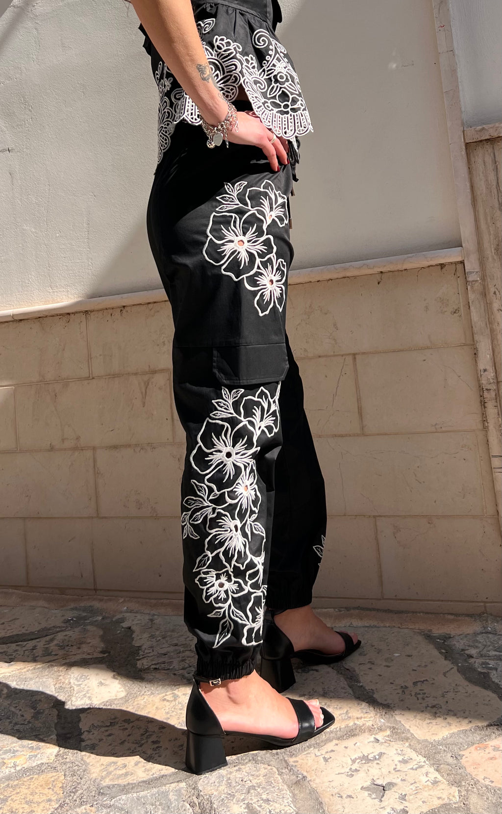 PANTALONE CON RICAMI FLOREALI E TASCONI – FRACOMINA