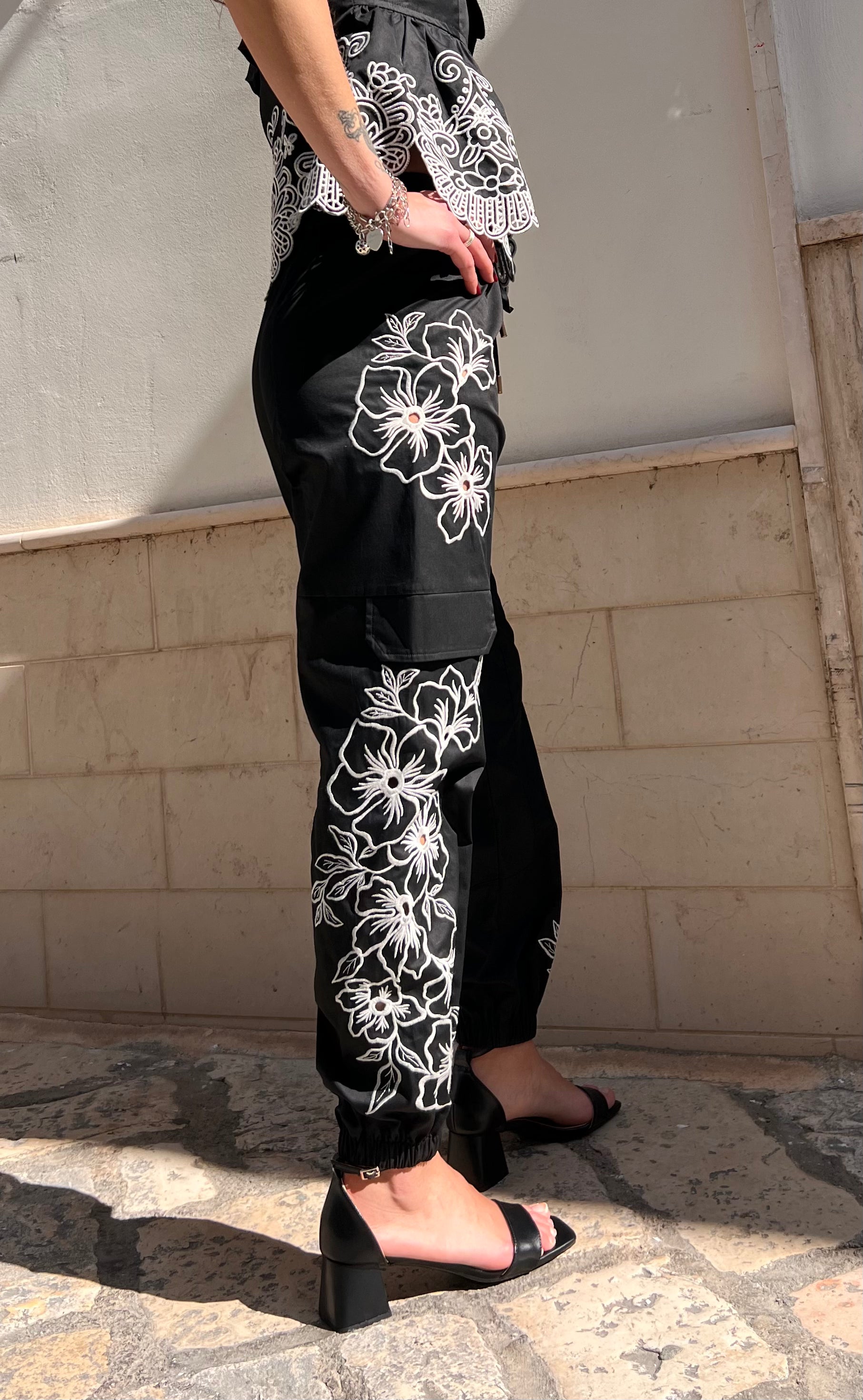 PANTALONE CON RICAMI FLOREALI E TASCONI – FRACOMINA