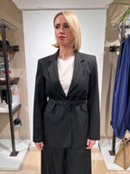 BLAZER IRIS CON CINTA TONO SU TONO
