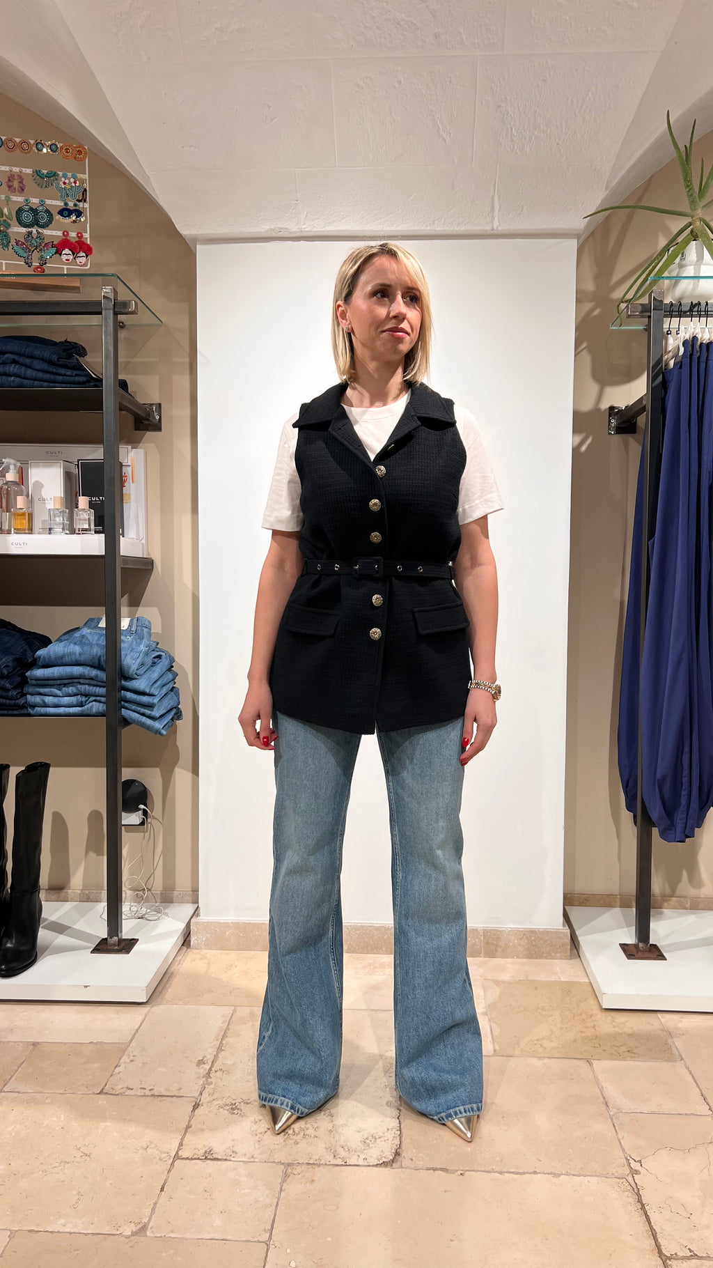 GILET IN BOUCLÉ CON BOTTONI GIOIELLO E CINTURA