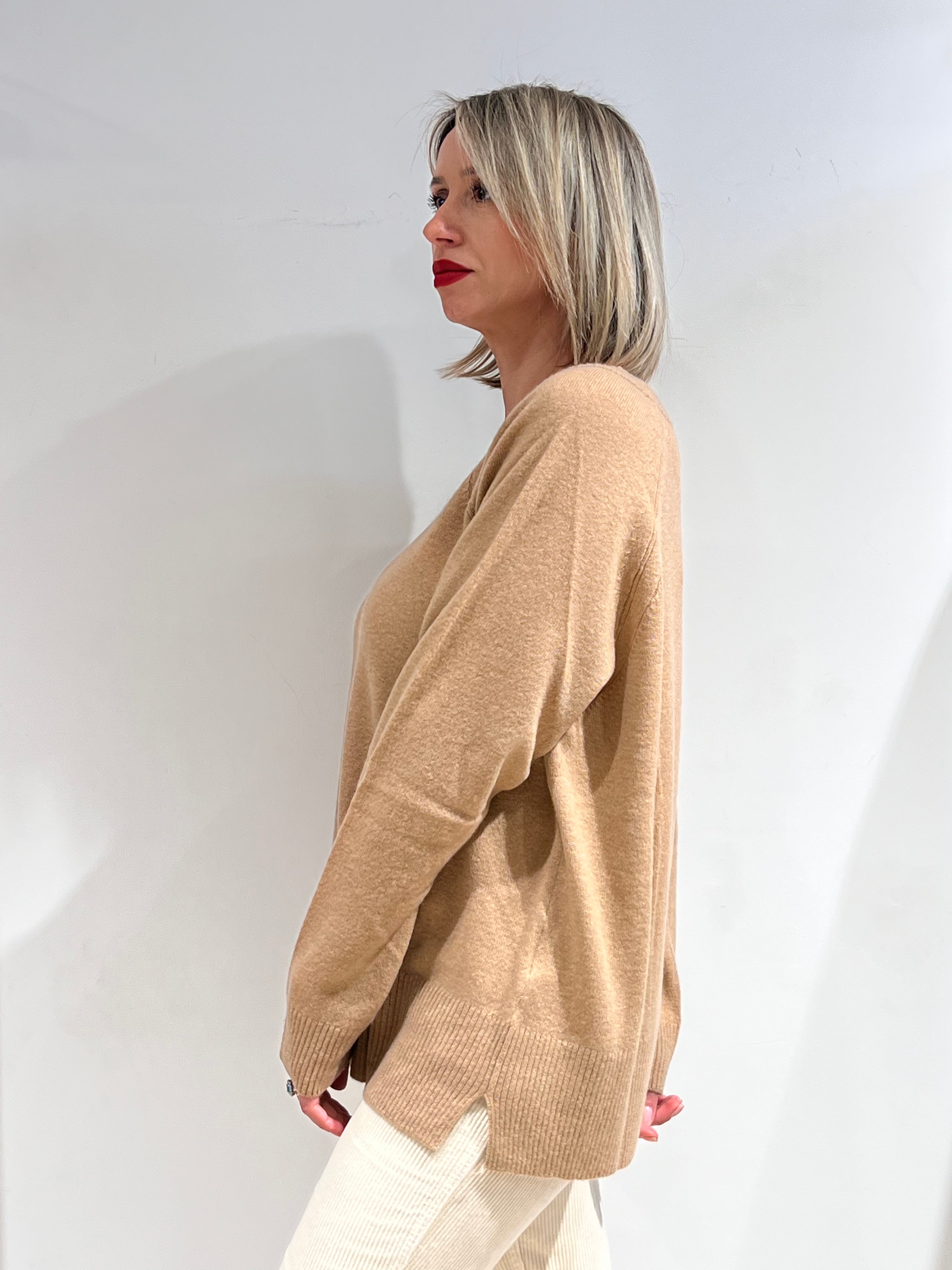 MAGLIA GIROCOLLO 100% CASHMERE – VESTIBILITÀ COMODA CON SPACCHI LATERALI