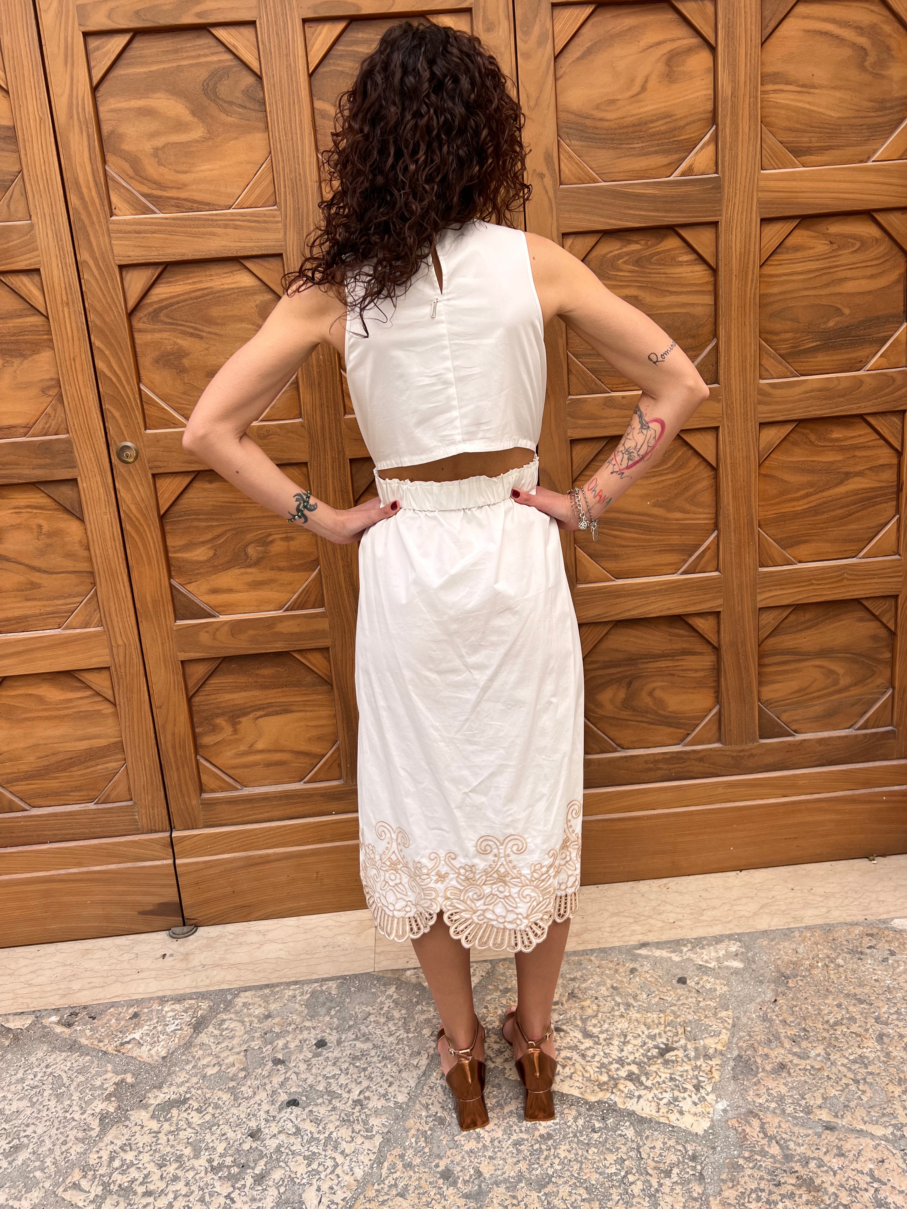 ABITO IN POPELINE DI COTONE CON RICAMO SUL FONDO – FRACOMINA