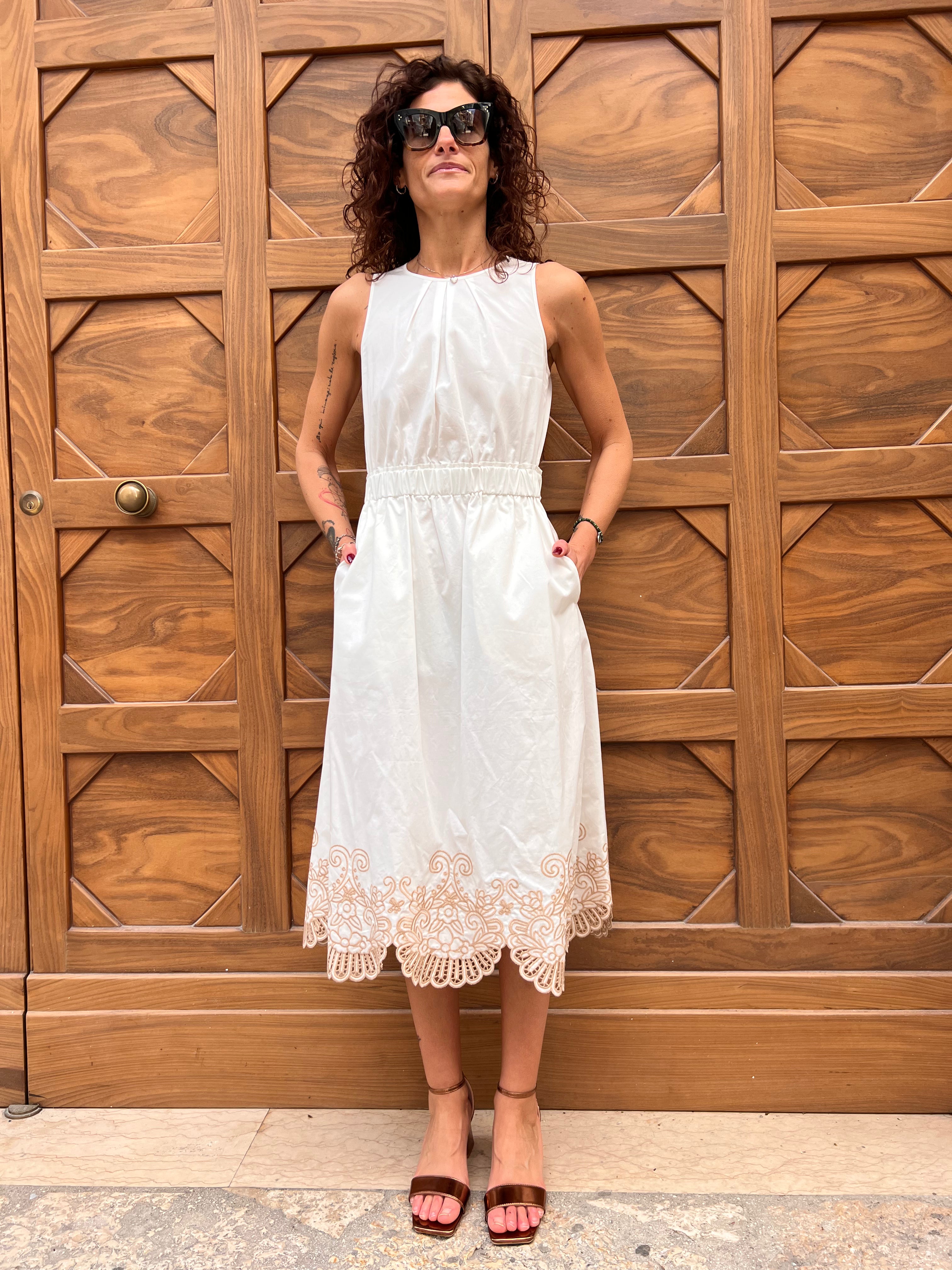 ABITO IN POPELINE DI COTONE CON RICAMO SUL FONDO – FRACOMINA