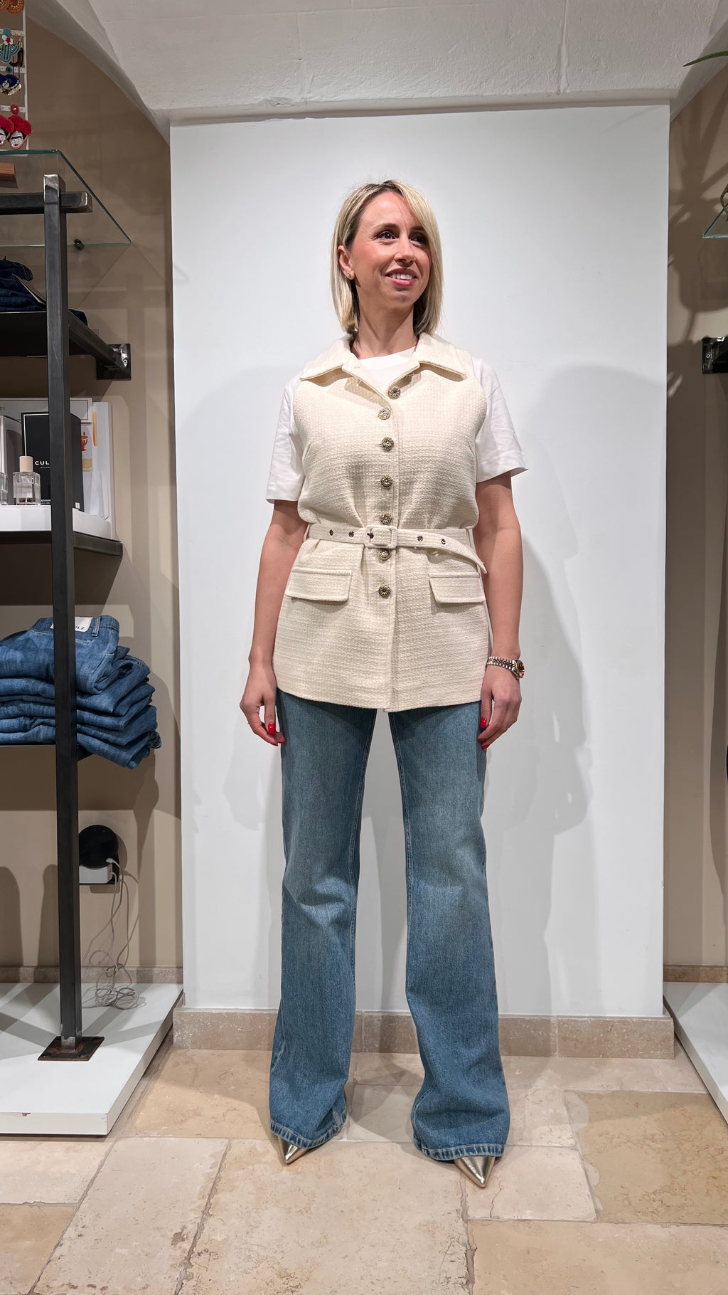 GILET IN BOUCLÉ CON BOTTONI GIOIELLO E CINTURA
