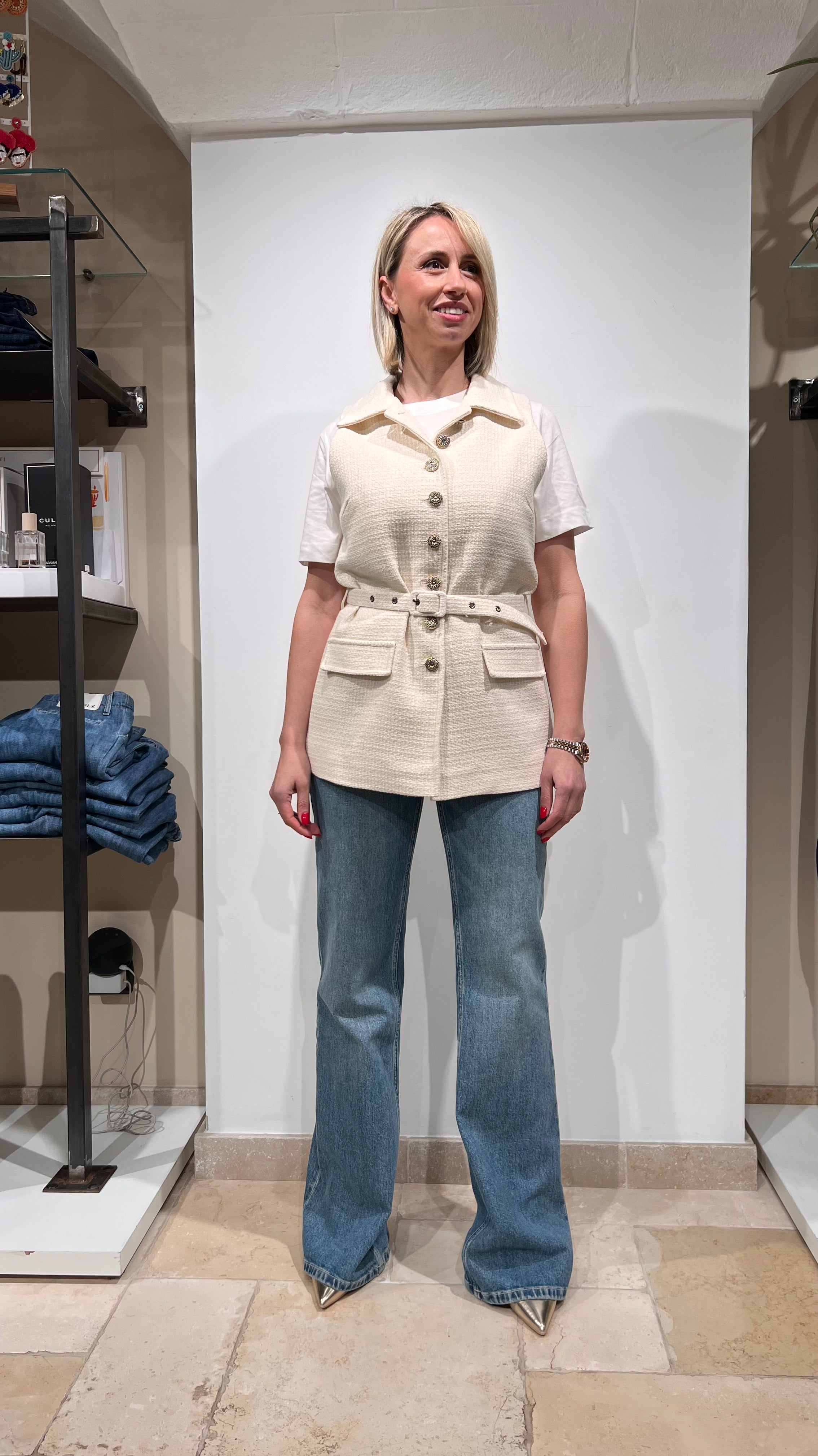GILET IN BOUCLÉ CON BOTTONI GIOIELLO E CINTURA