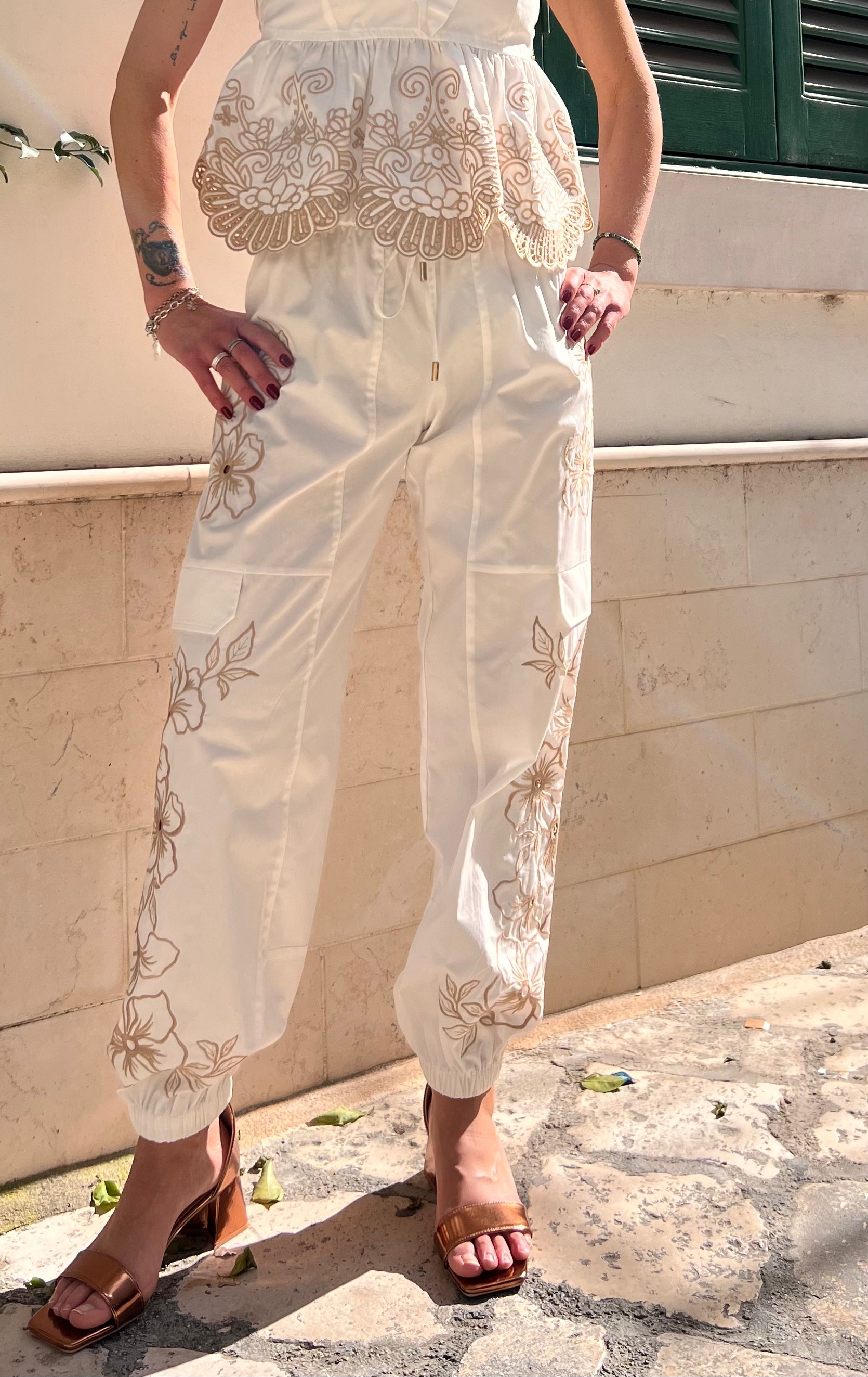 PANTALONE CON RICAMI FLOREALI E TASCONI – FRACOMINA