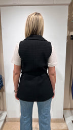 GILET IN BOUCLÉ CON BOTTONI GIOIELLO E CINTURA