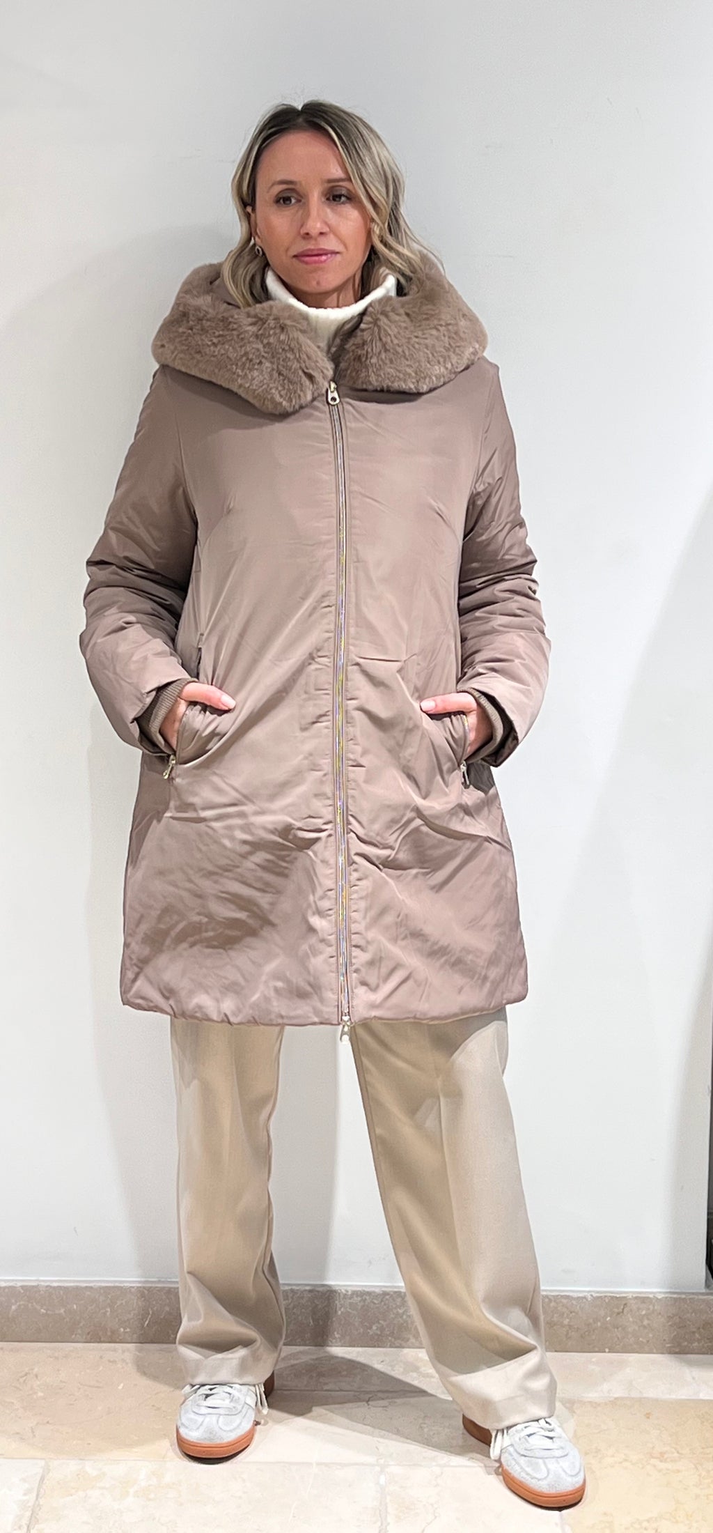 PIUMINO DONNA LUNGO NERO CON MAXI COLLO ECO-PELLICCIA E CAPPUCCIO CALDO ELE  GANTE INVERNALE