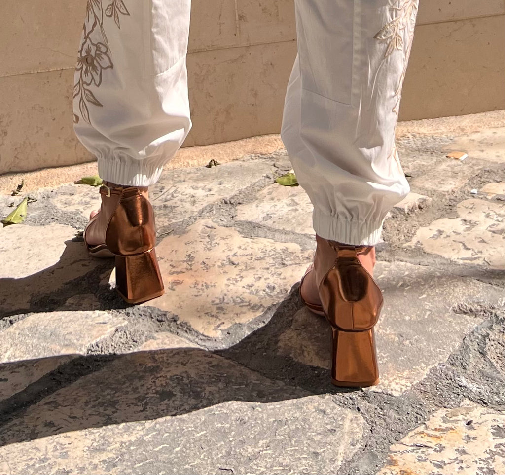 SANDALI IN PELLE METALLIZZATA CON TACCO BASSO