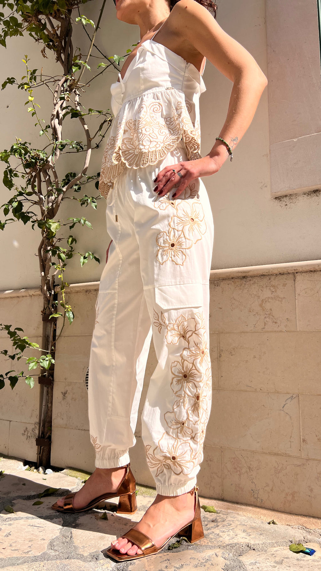 PANTALONE CON RICAMI FLOREALI E TASCONI – FRACOMINA