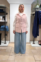 GILET IN BOUCLÉ CON BOTTONI GIOIELLO E CINTURA