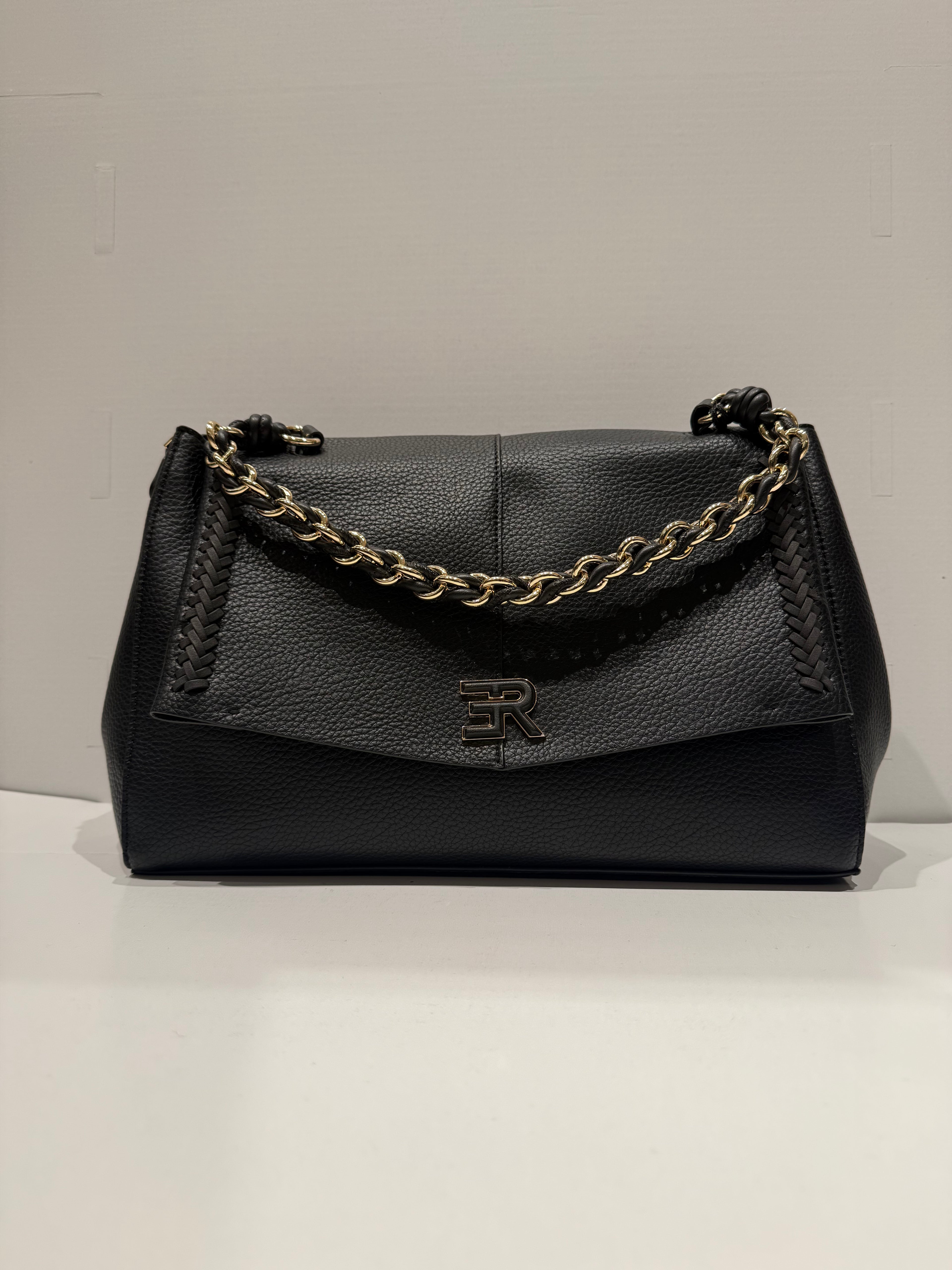 BORSA ERMANNO SCERVINO IN ECO PELLE MARTELLATA NERA LARGE CON INTRECCI E DETTAGLI ORO