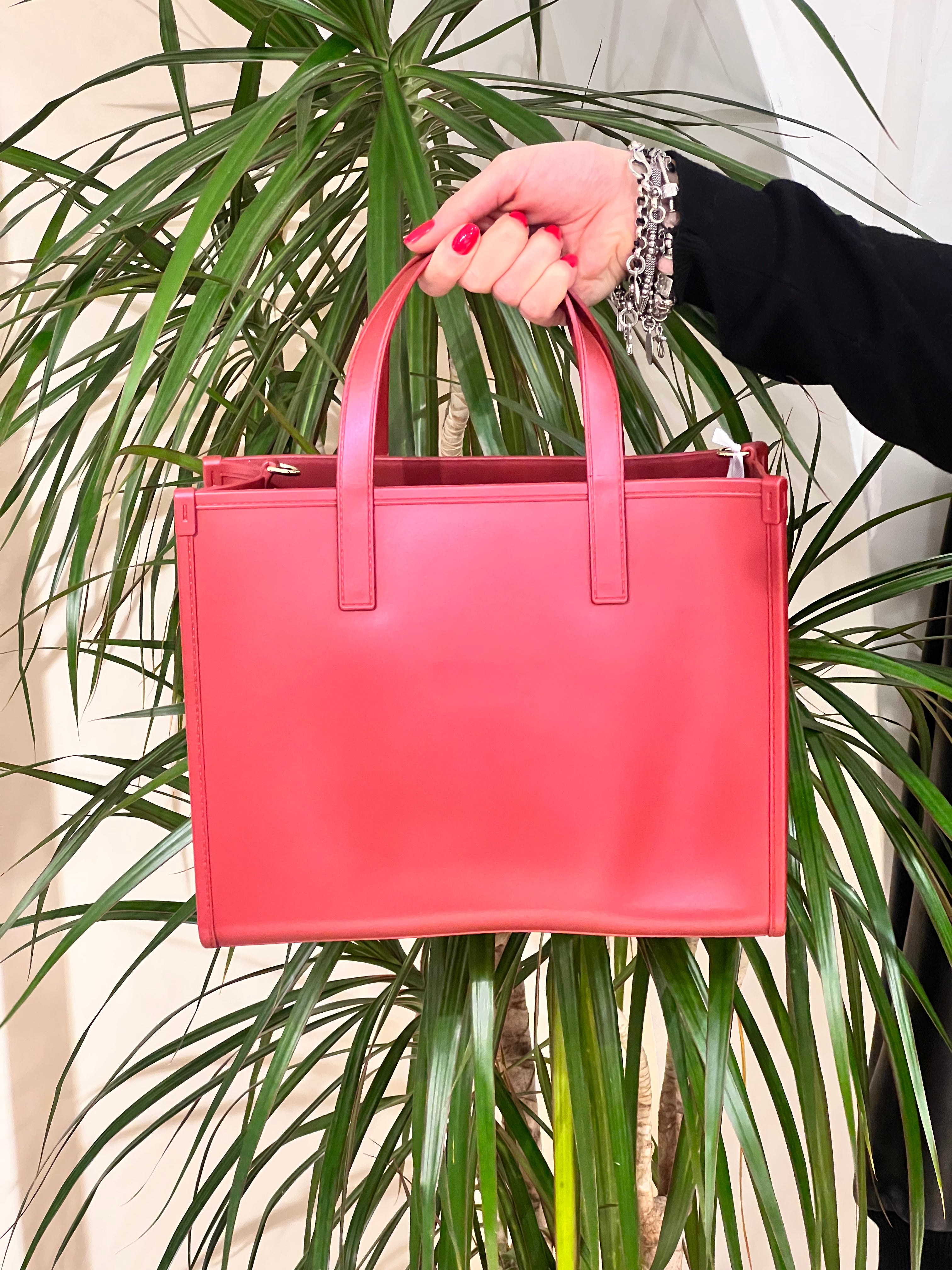 BORSA MARC ELLIS IN GOMMA LUCIDA QUADRATA CON TRACOLLA