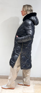 PIUMINO LUNGO CON ZIP LATERALI E CAPPUCCIO CON PELLICCIA