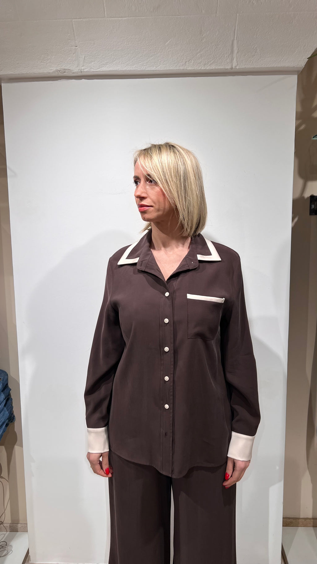 CAMICIA SATINATA CON DETTAGLI A CONTRASTO
