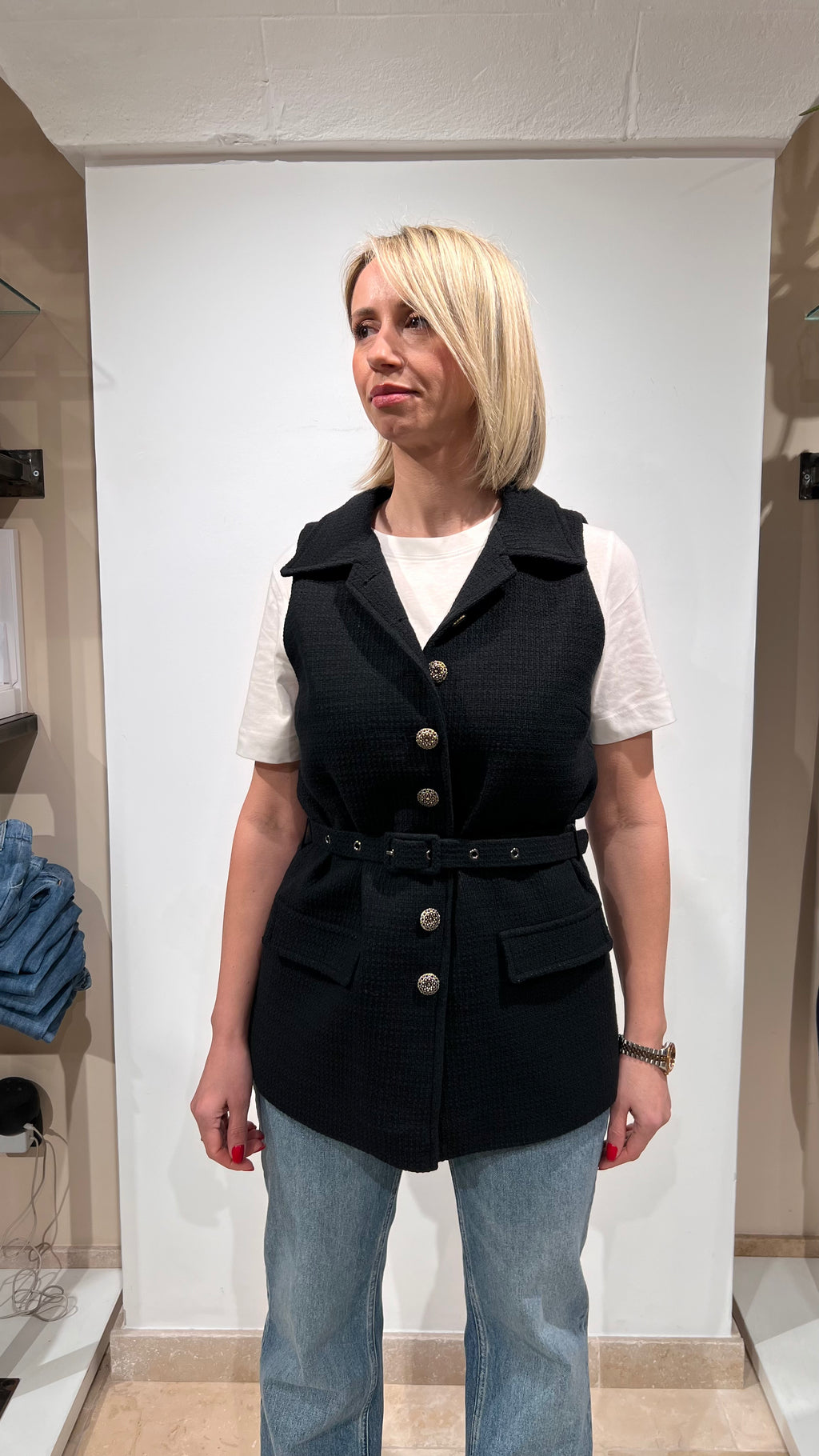 GILET IN BOUCLÉ CON BOTTONI GIOIELLO E CINTURA