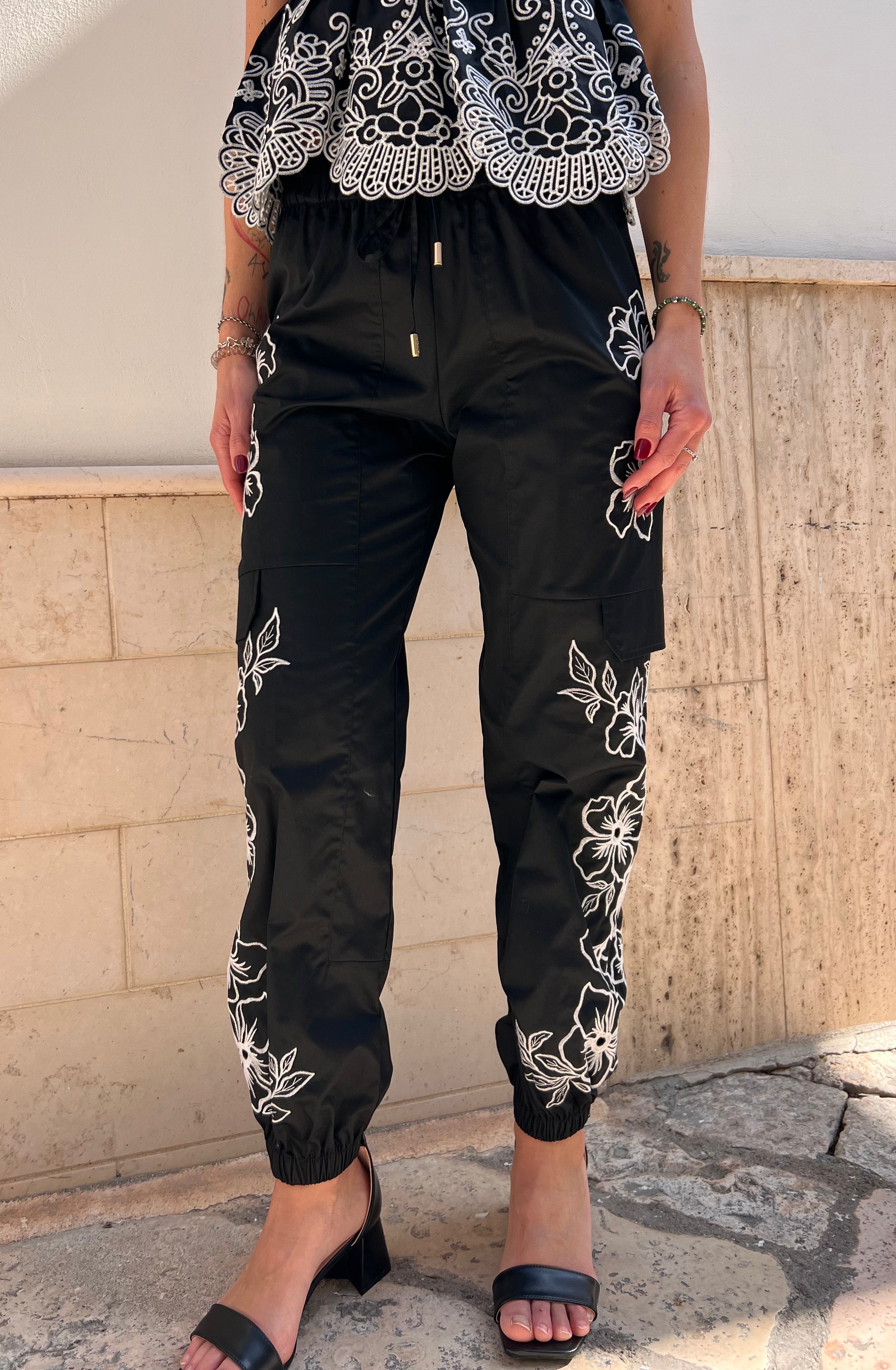 PANTALONE CON RICAMI FLOREALI E TASCONI – FRACOMINA