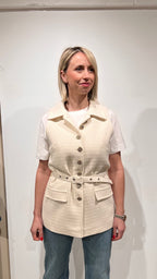 GILET IN BOUCLÉ CON BOTTONI GIOIELLO E CINTURA