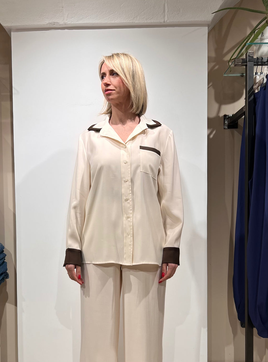 CAMICIA SATINATA CON DETTAGLI A CONTRASTO
