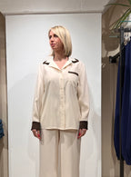 CAMICIA SATINATA CON DETTAGLI A CONTRASTO
