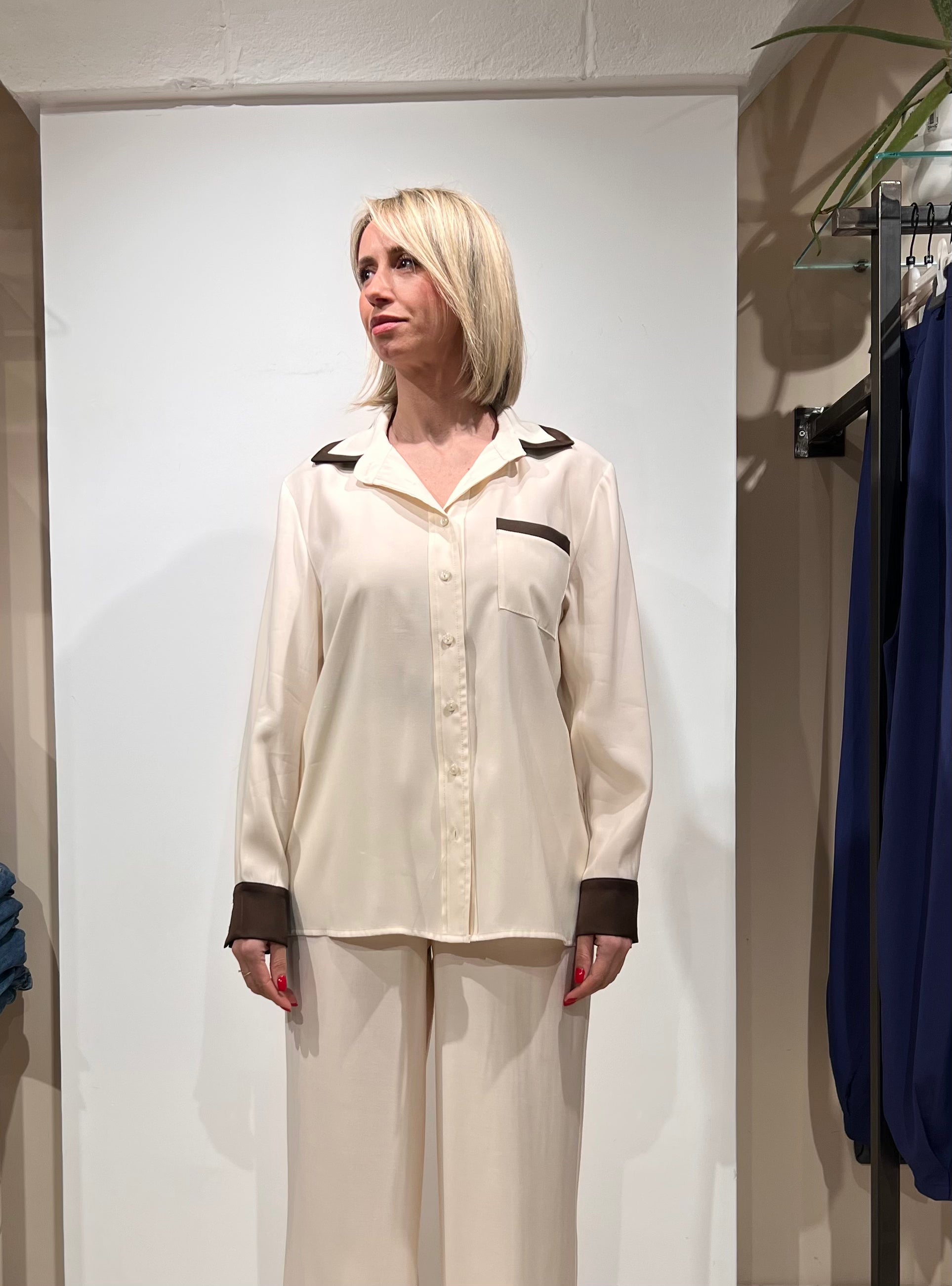 CAMICIA SATINATA CON DETTAGLI A CONTRASTO