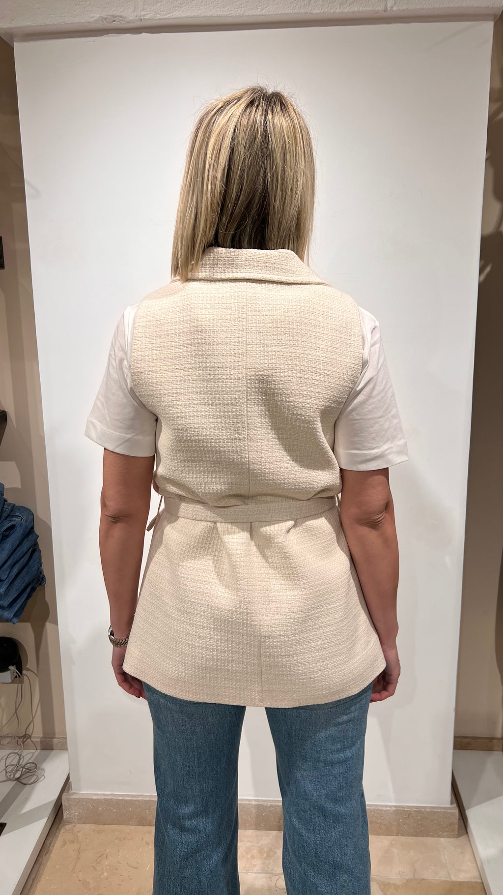 GILET IN BOUCLÉ CON BOTTONI GIOIELLO E CINTURA