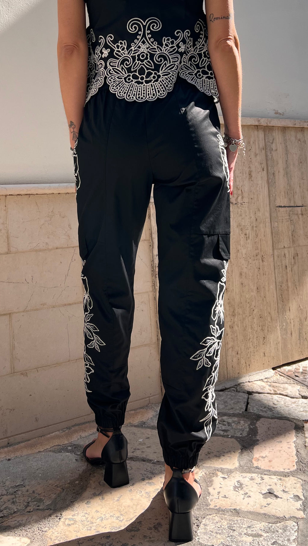 PANTALONE CON RICAMI FLOREALI E TASCONI – FRACOMINA