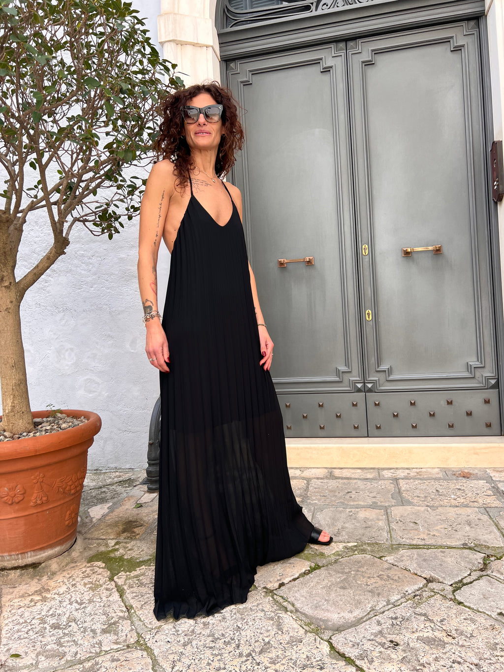 ABITO LUNGO NERO CON BRETTELLE PLISSÉ – FRACOMINA
