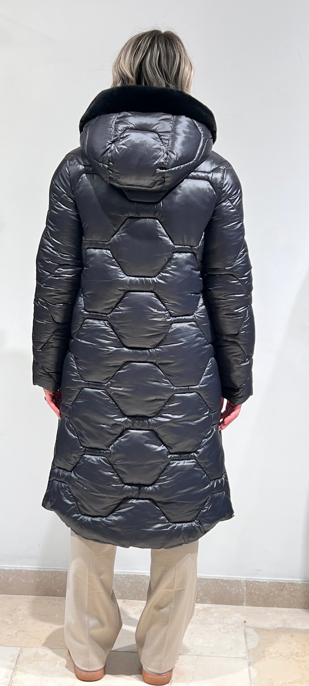 PIUMINO LUNGO CON ZIP LATERALI E CAPPUCCIO CON PELLICCIA