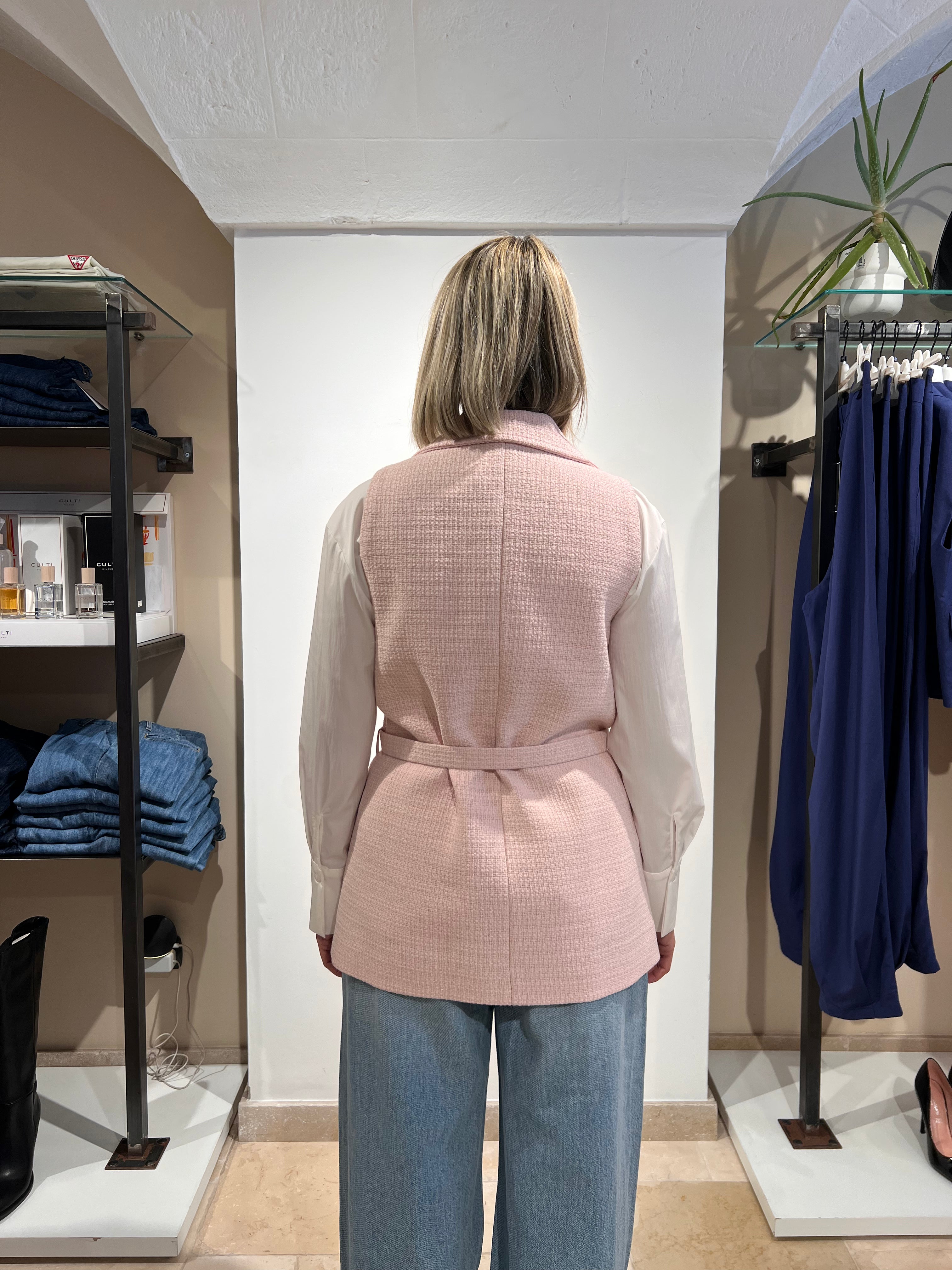 GILET IN BOUCLÉ CON BOTTONI GIOIELLO E CINTURAy