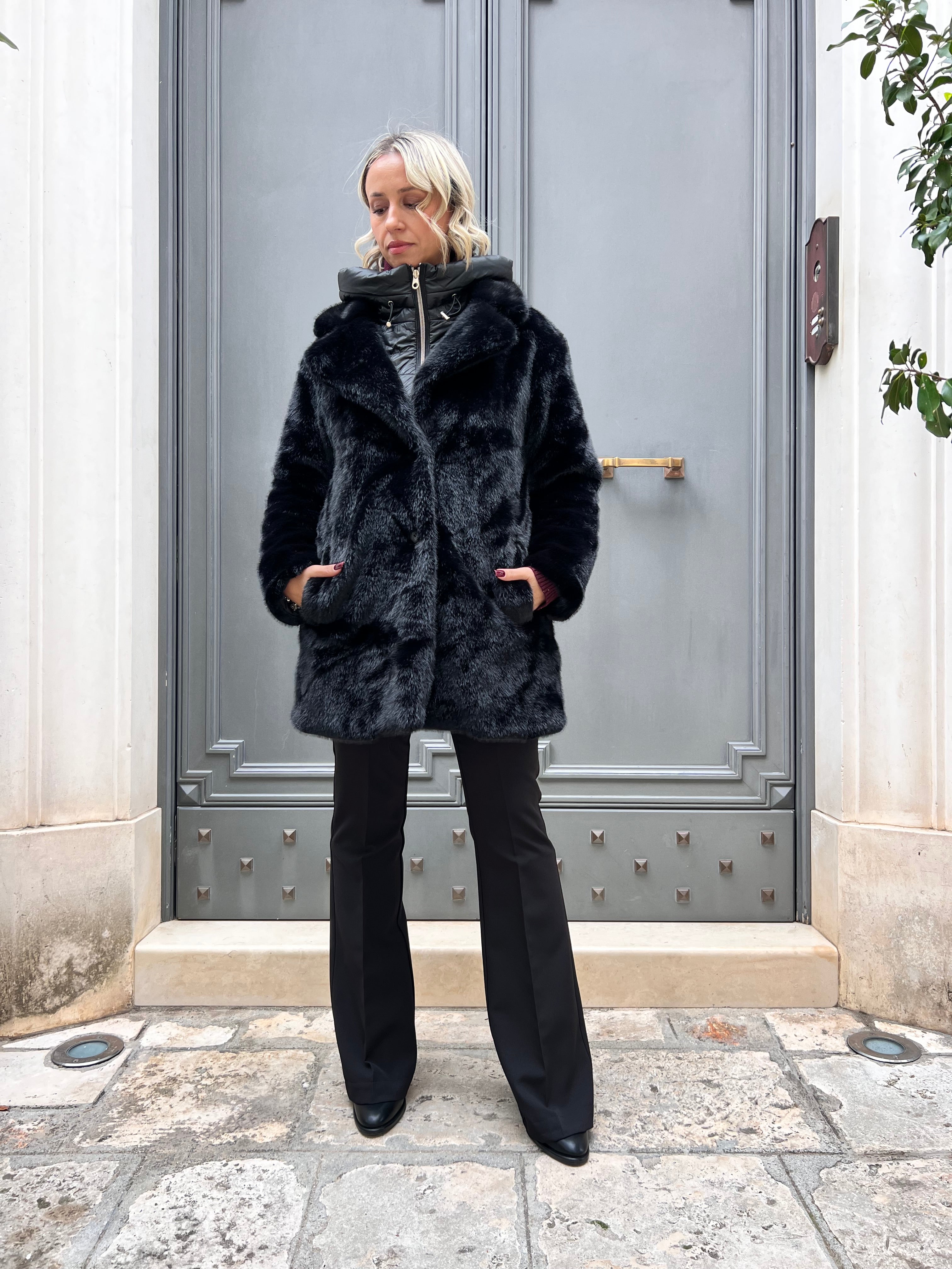 ECO - PELLICCIA LUNGA CON PETTORINA E CAPPUCCIO IN PIUMINO NERO