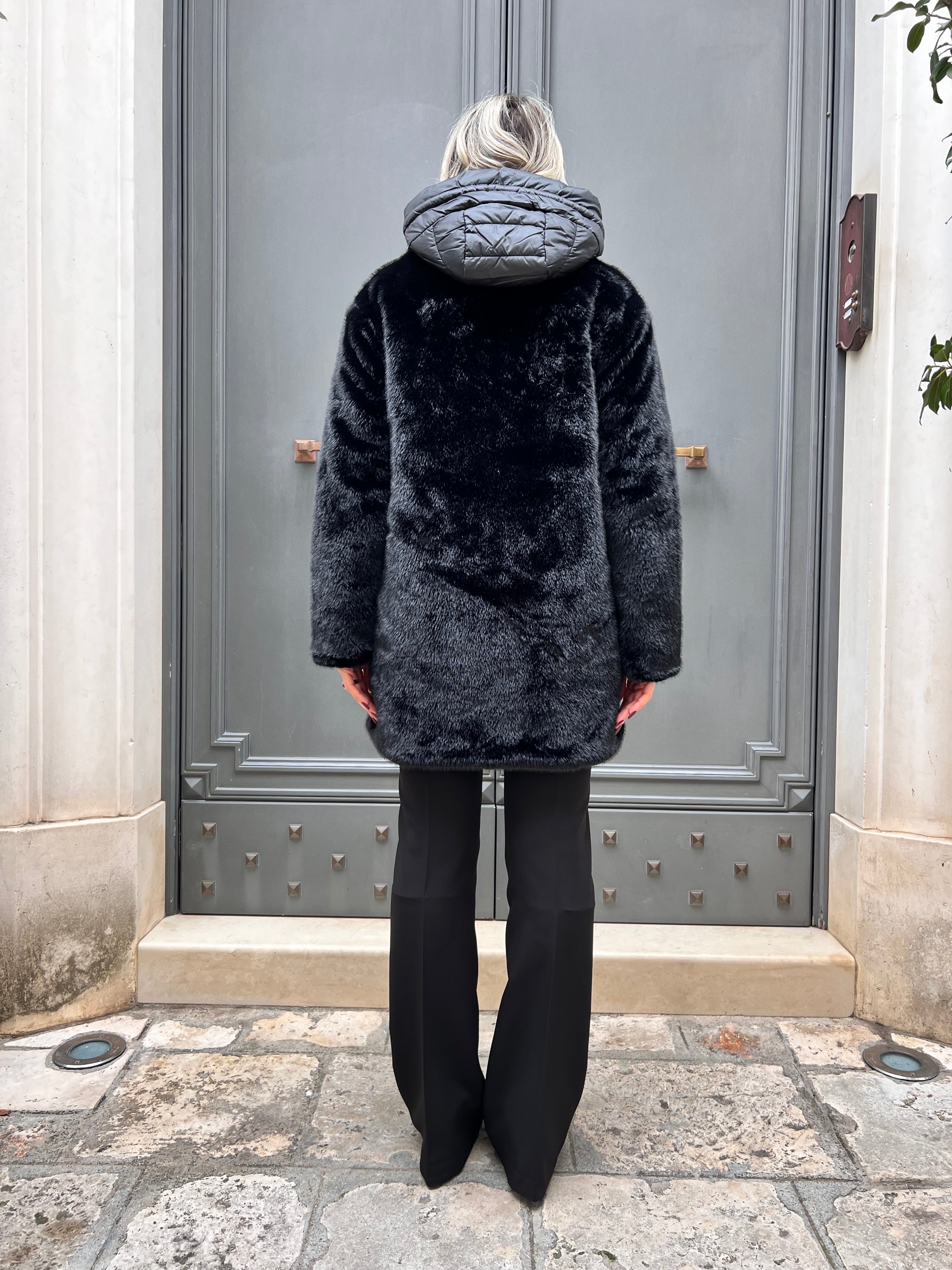 ECO - PELLICCIA LUNGA CON PETTORINA E CAPPUCCIO IN PIUMINO NERO
