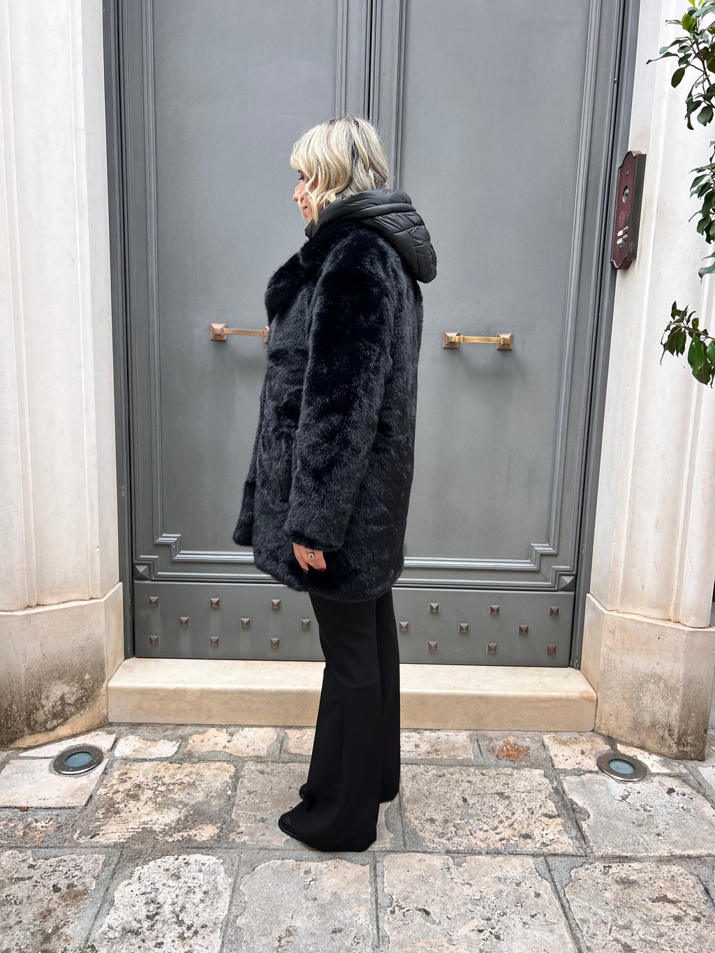 ECO - PELLICCIA LUNGA CON PETTORINA E CAPPUCCIO IN PIUMINO NERO