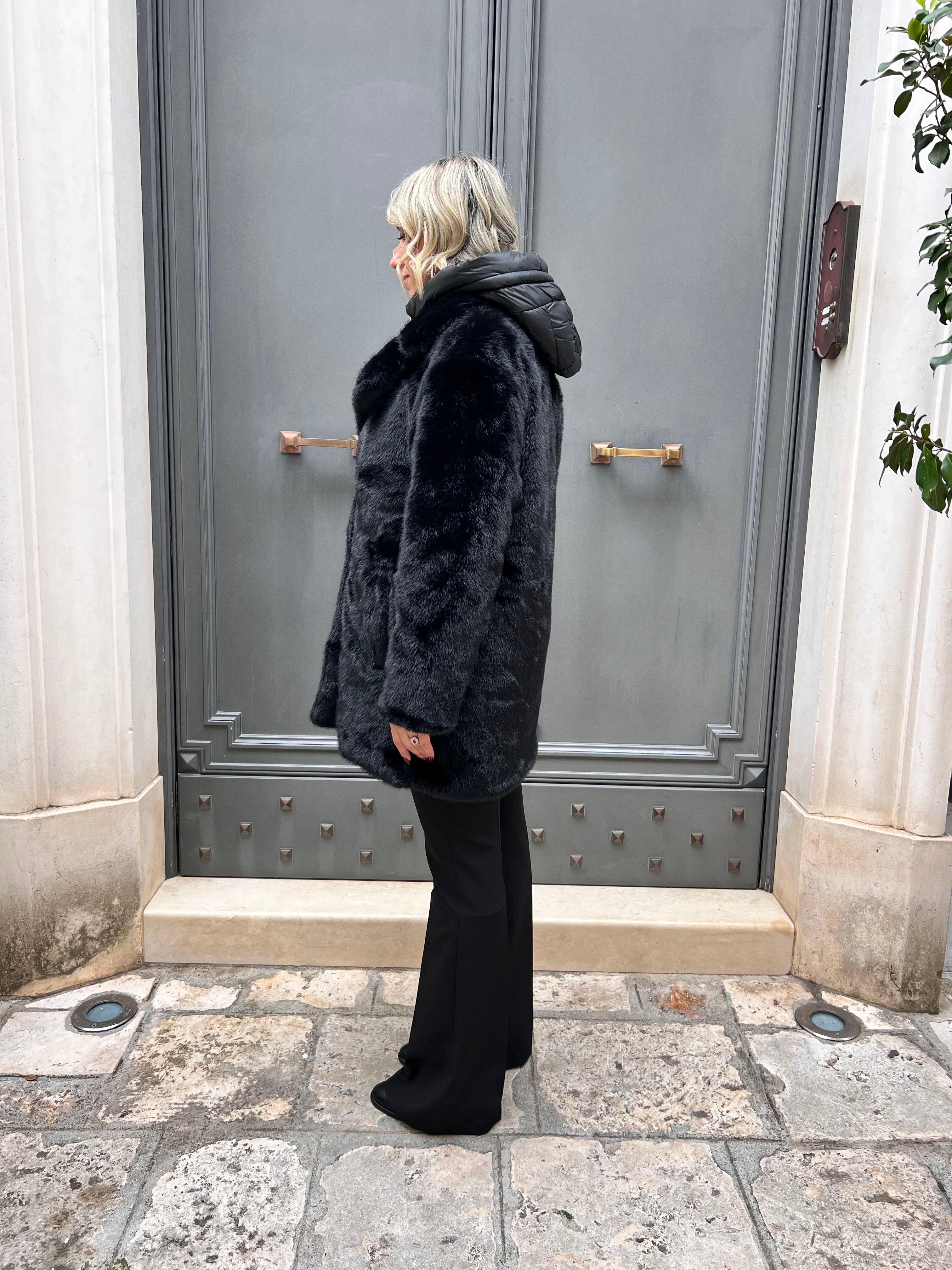 ECO - PELLICCIA LUNGA CON PETTORINA E CAPPUCCIO IN PIUMINO NERO