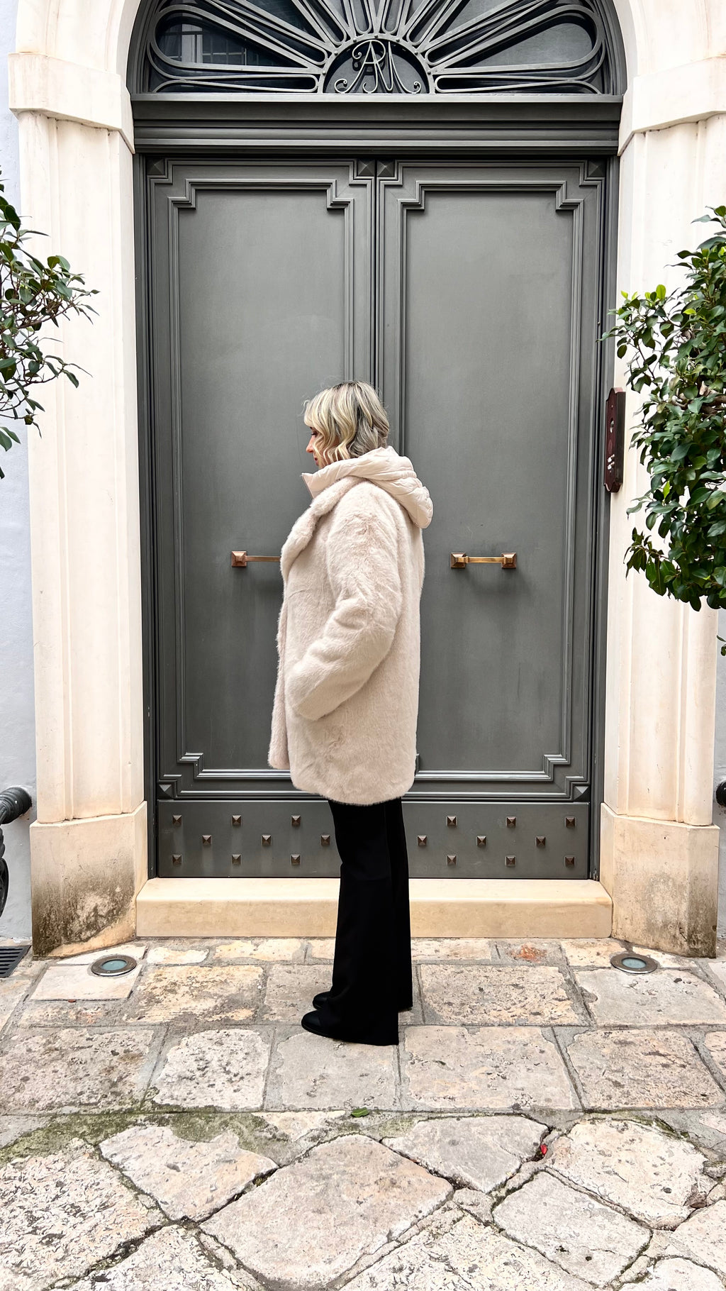 ECO - PELLICCIA CON PETTORINA E CAPPUCCIO IN PIUMINO PANNA