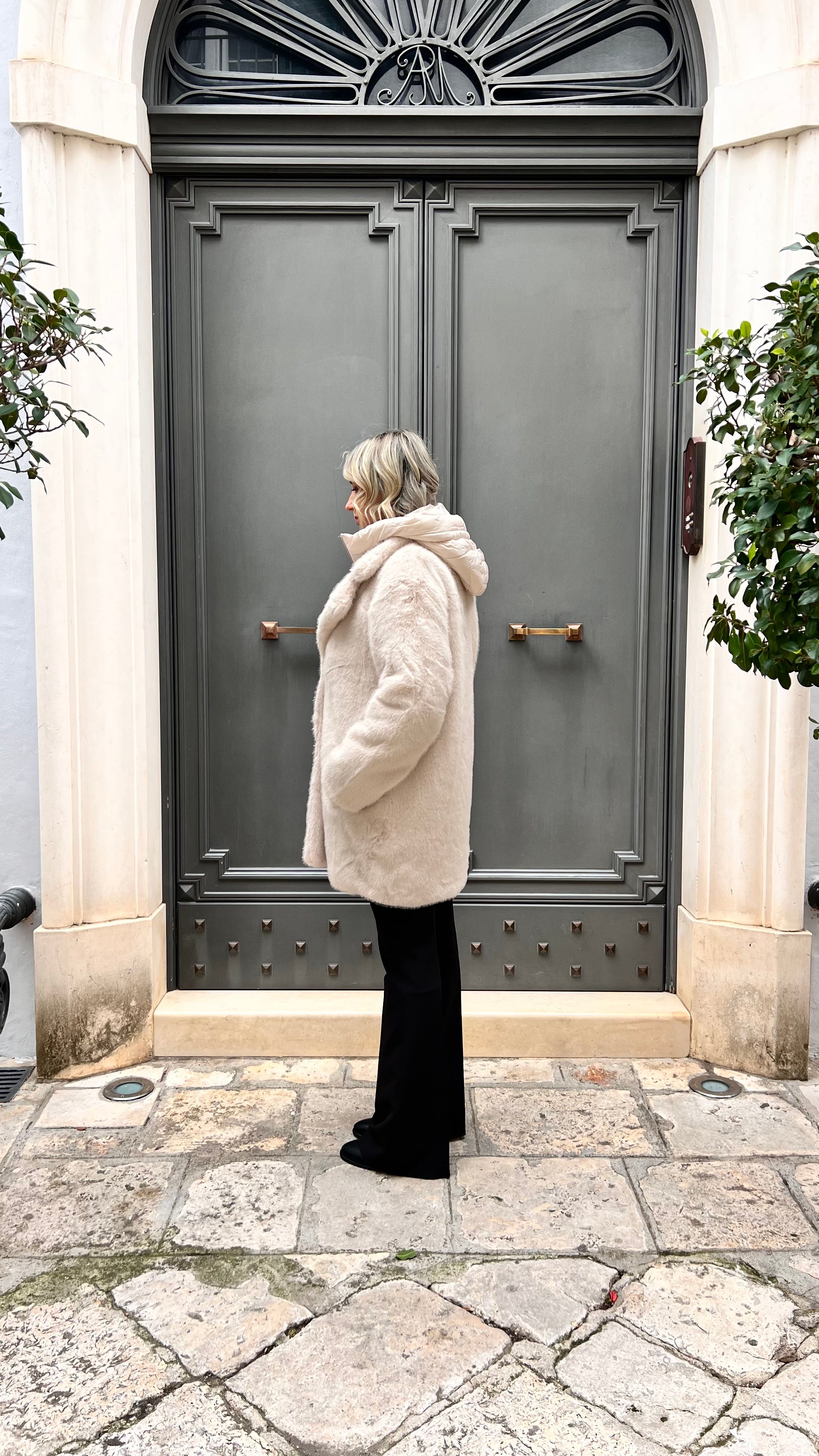 ECO - PELLICCIA CON PETTORINA E CAPPUCCIO IN PIUMINO PANNA