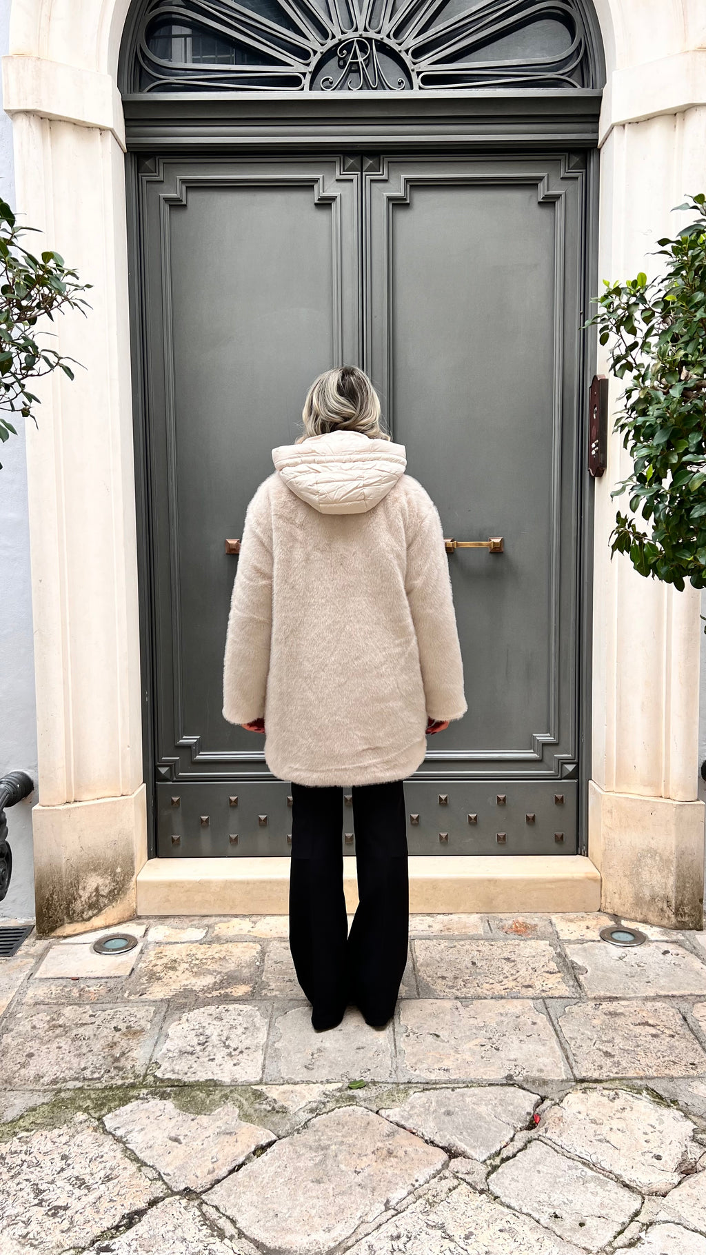 ECO - PELLICCIA CON PETTORINA E CAPPUCCIO IN PIUMINO PANNA