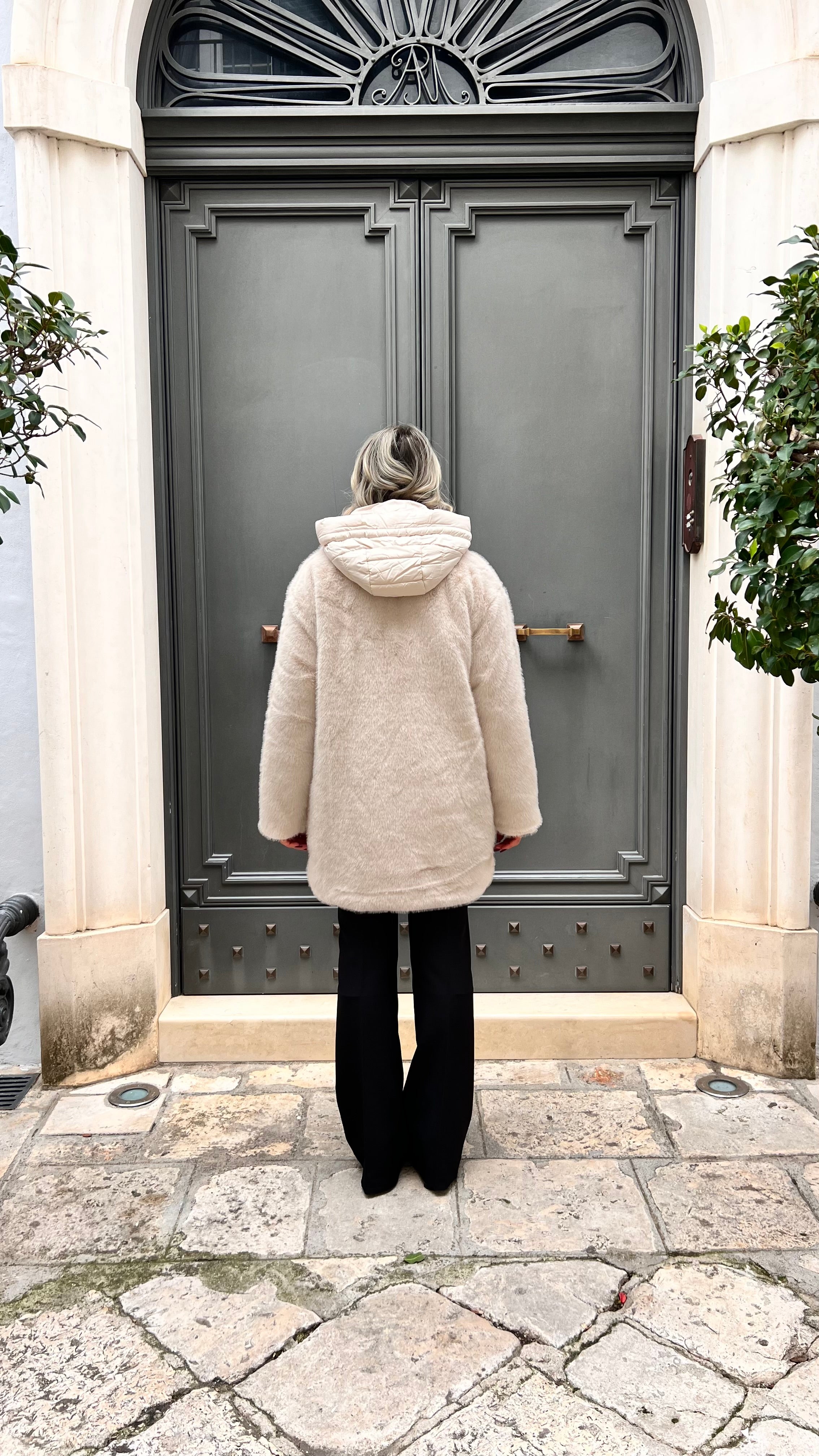 ECO - PELLICCIA CON PETTORINA E CAPPUCCIO IN PIUMINO PANNA