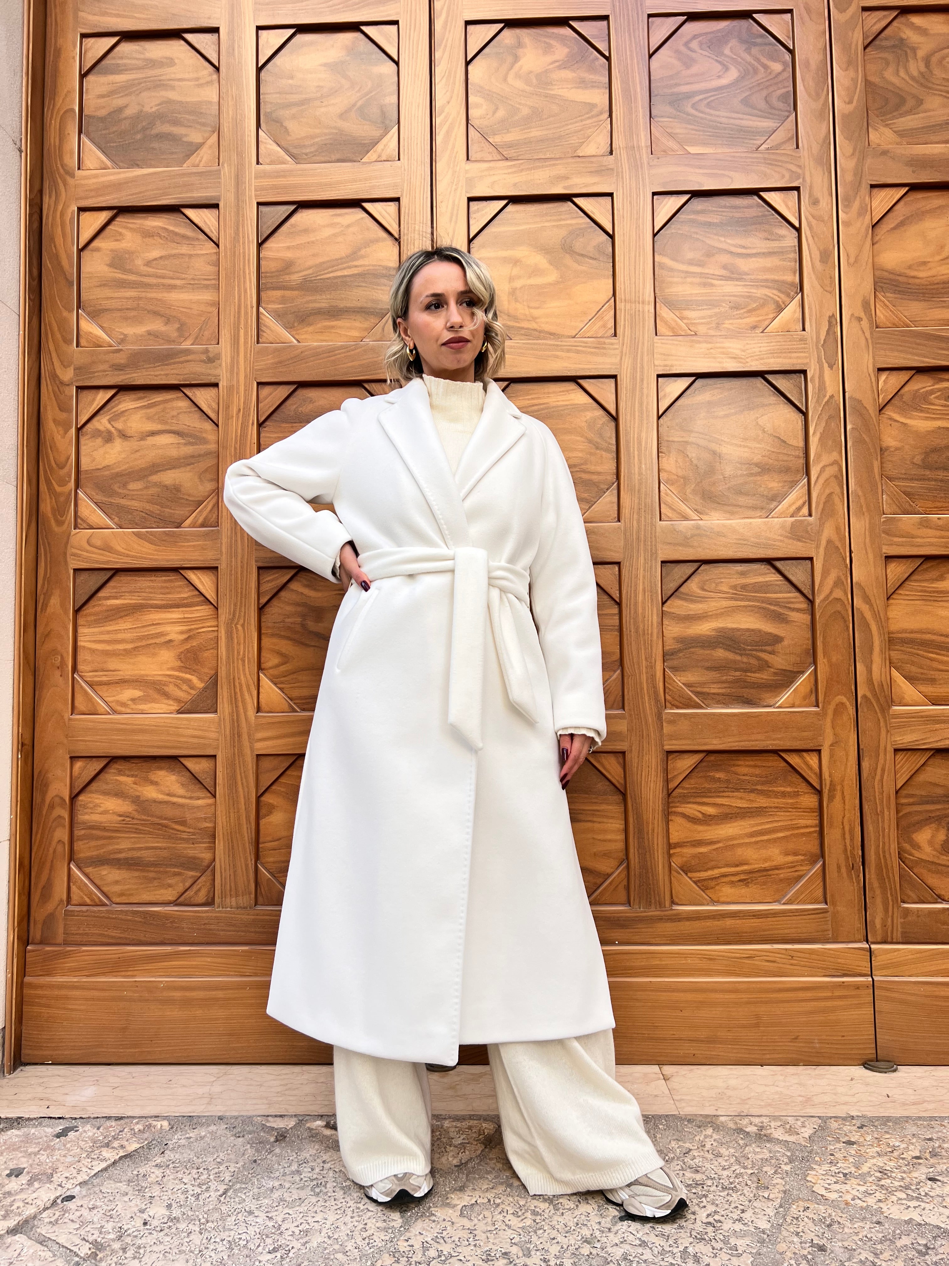 CAPPOTTO ACCAPPATOIO -TAGLIO LUNGO,DESIGN ELEGANTE,COLORE BIANCO