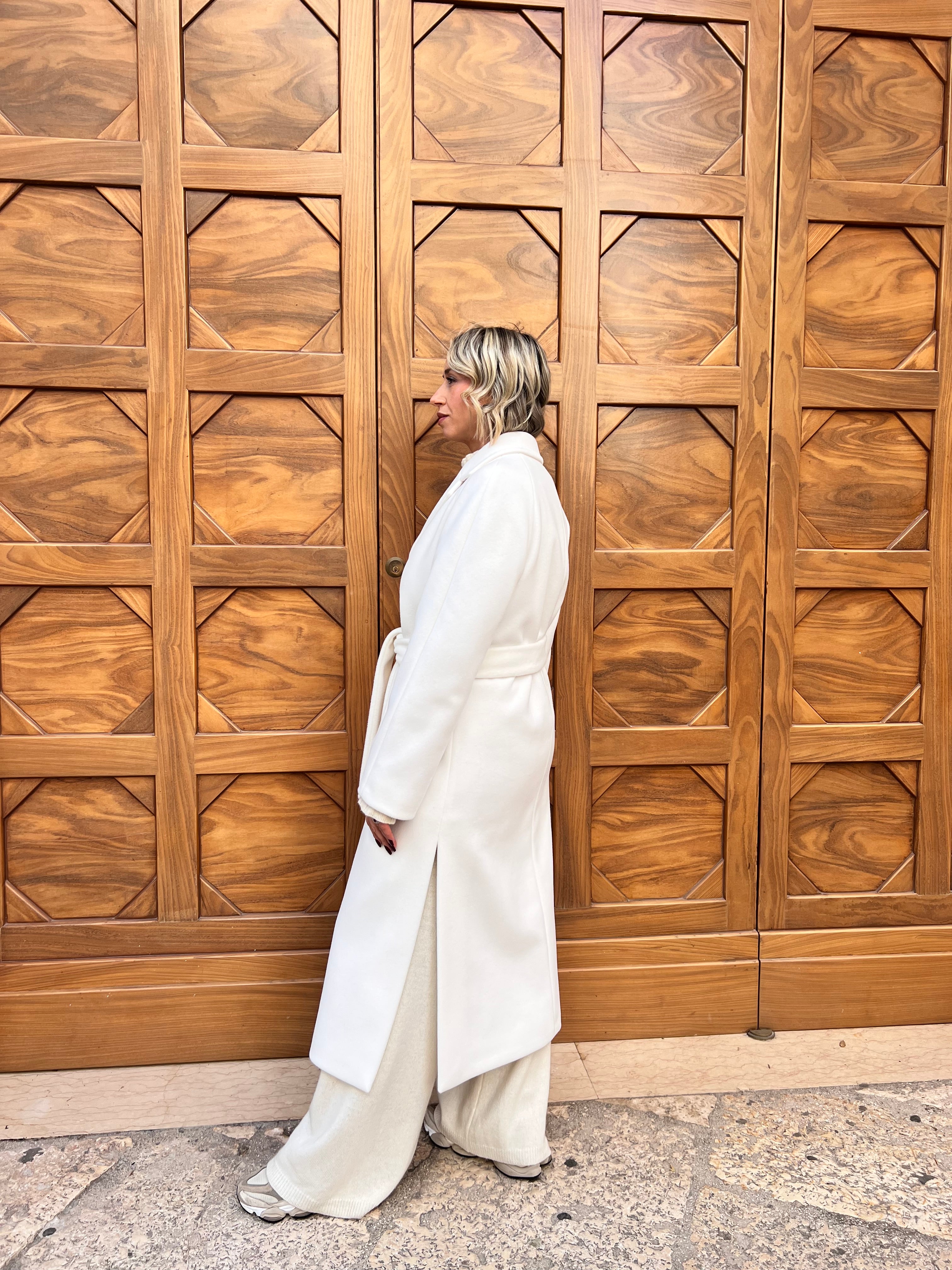 CAPPOTTO ACCAPPATOIO -TAGLIO LUNGO,DESIGN ELEGANTE,COLORE BIANCO