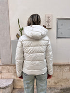 PIUMINO DONNA PLAZA – MODELLO CORTO CON CAPPUCCIO, SUPER CALDO E LEGGERO BIANCO