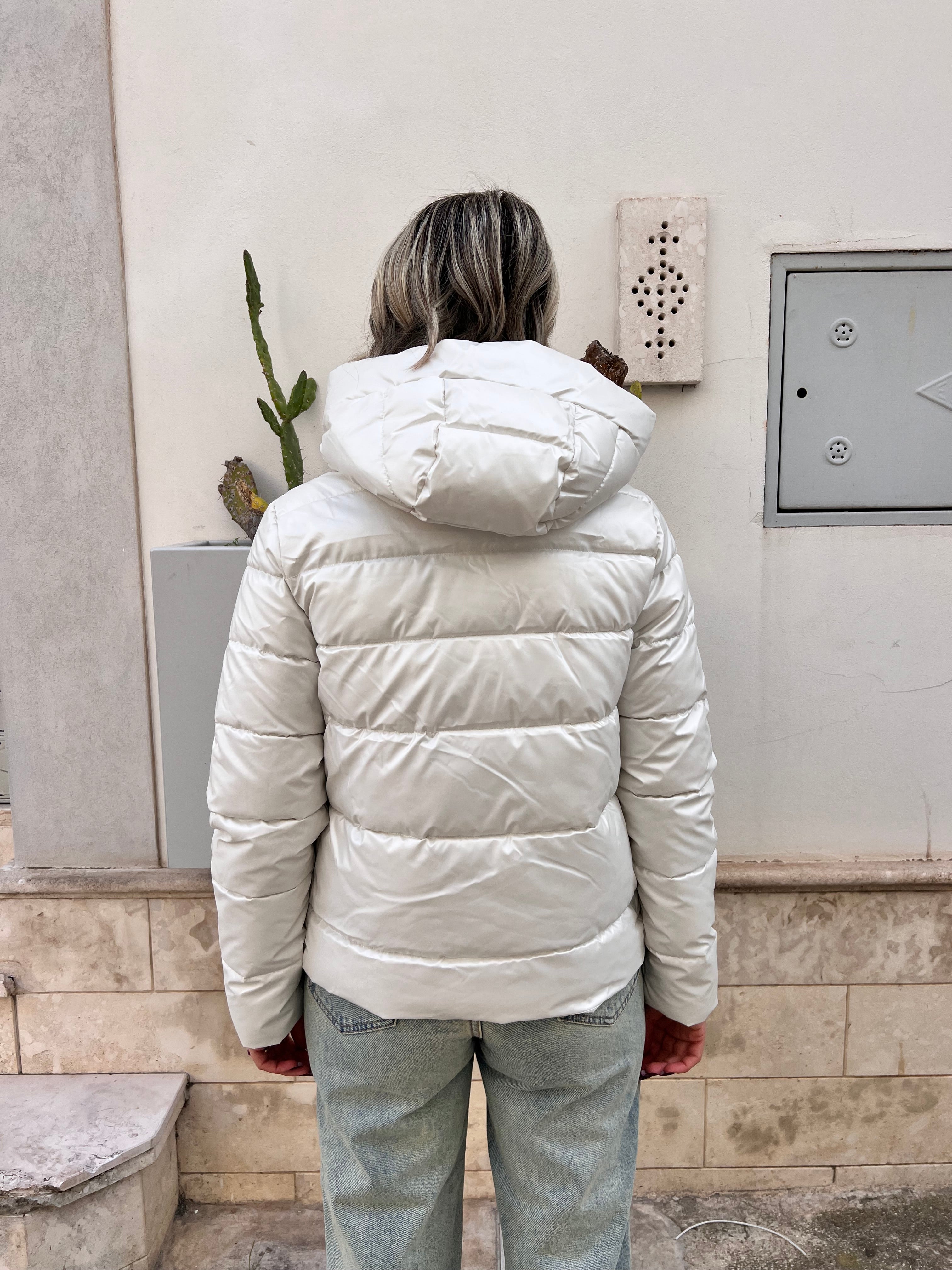 PIUMINO DONNA PLAZA – MODELLO CORTO CON CAPPUCCIO, SUPER CALDO E LEGGERO BIANCO