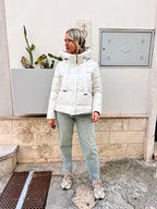 PIUMINO DONNA PLAZA – MODELLO CORTO CON CAPPUCCIO, SUPER CALDO E LEGGERO BIANCO