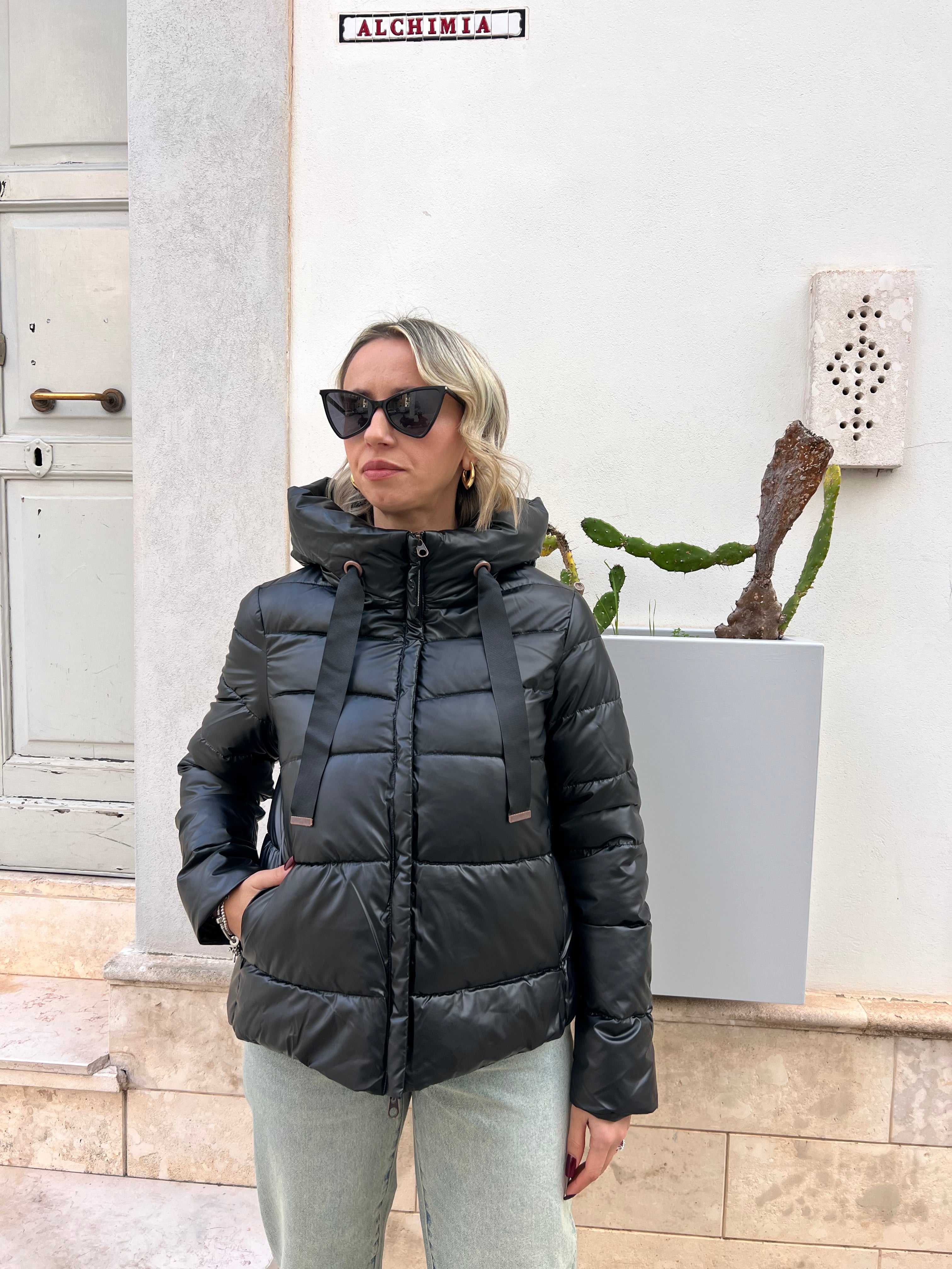 PIUMINO DONNA PLAZA – MODELLO CORTO CON CAPPUCCIO, SUPER CALDO E LEGGERO NERO