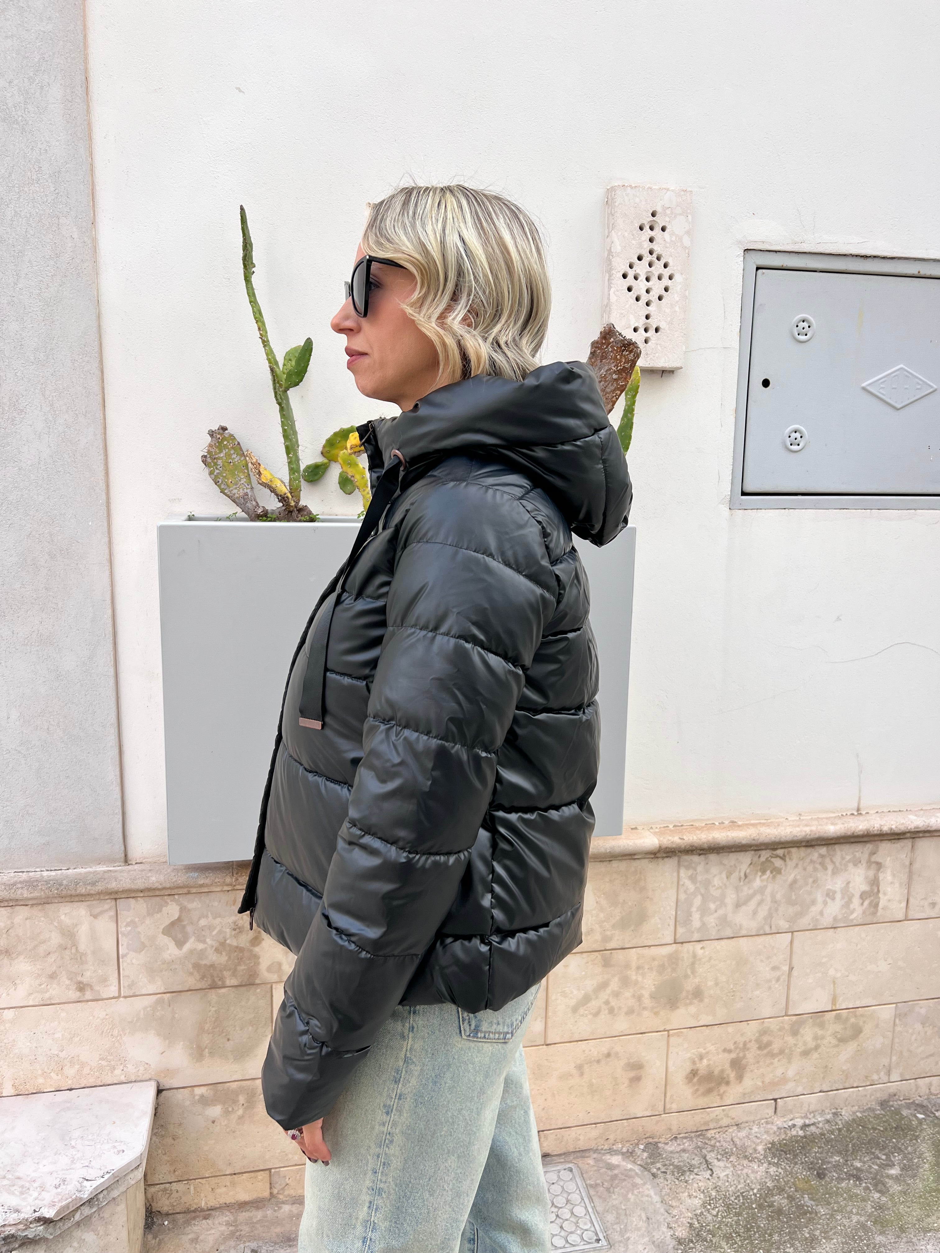 PIUMINO DONNA PLAZA – MODELLO CORTO CON CAPPUCCIO, SUPER CALDO E LEGGERO NERO