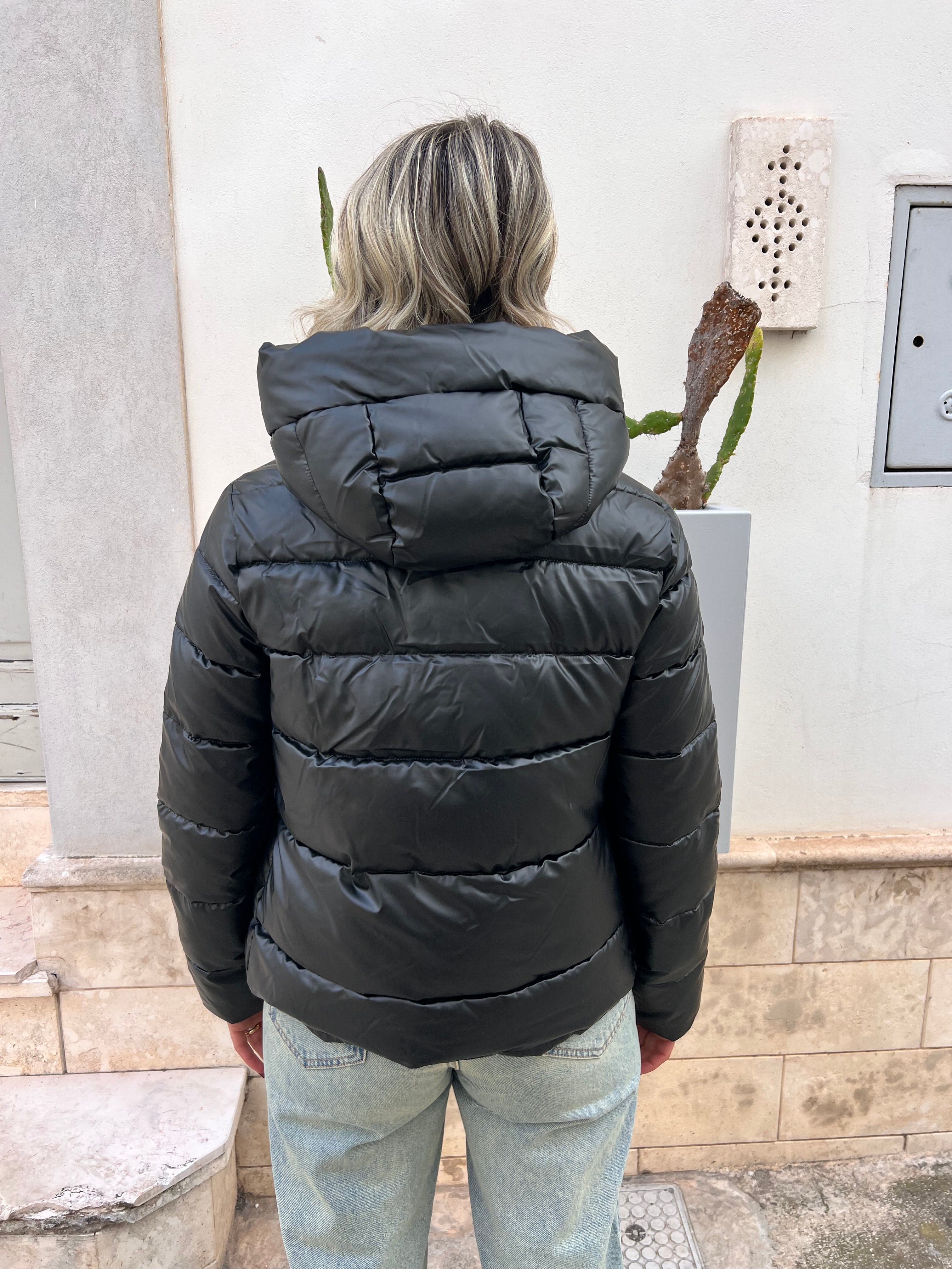 PIUMINO DONNA PLAZA – MODELLO CORTO CON CAPPUCCIO, SUPER CALDO E LEGGERO NERO