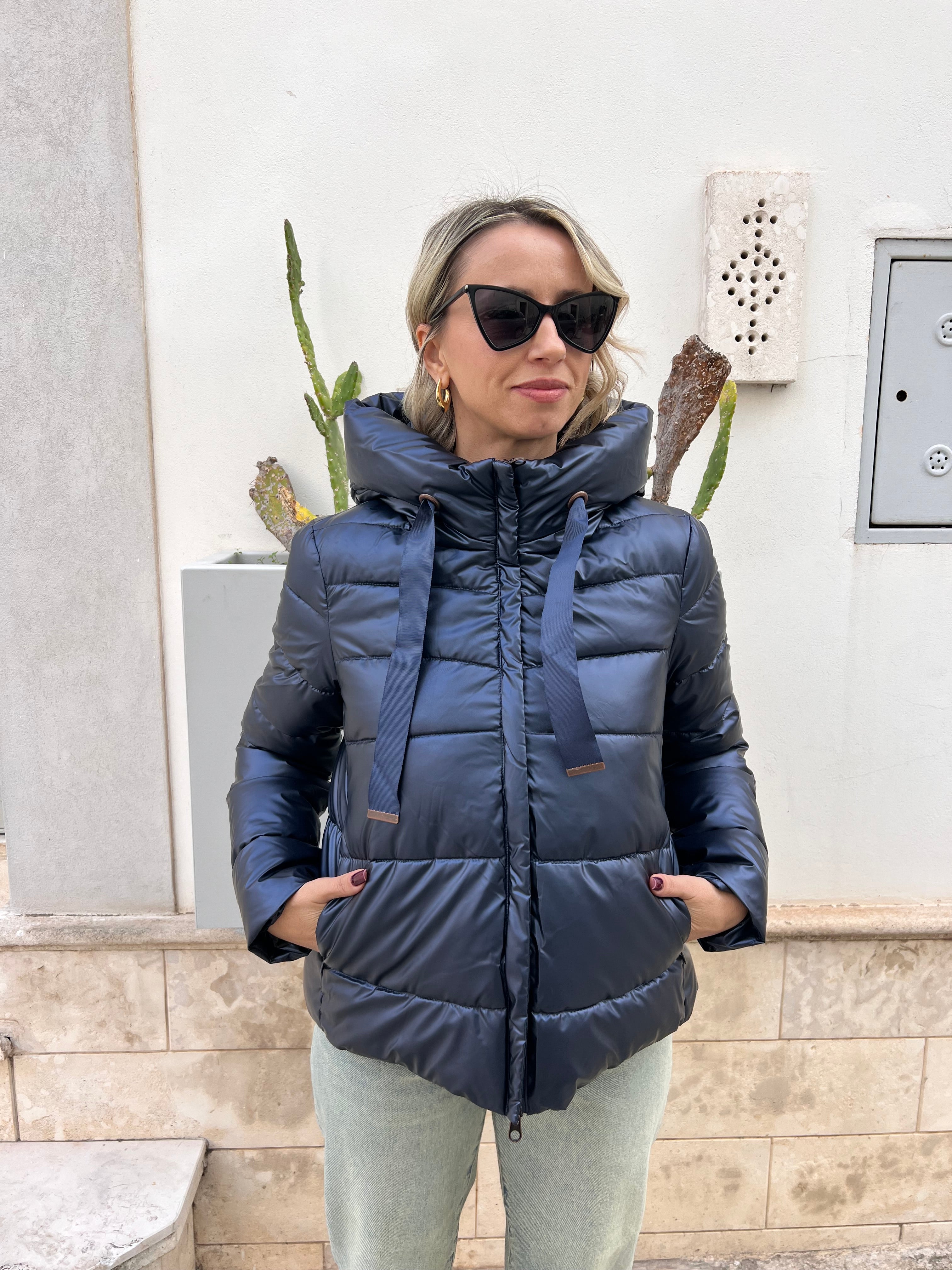 PIUMINO DONNA PLAZA – MODELLO CORTO CON CAPPUCCIO, SUPER CALDO E LEGGERO BLU