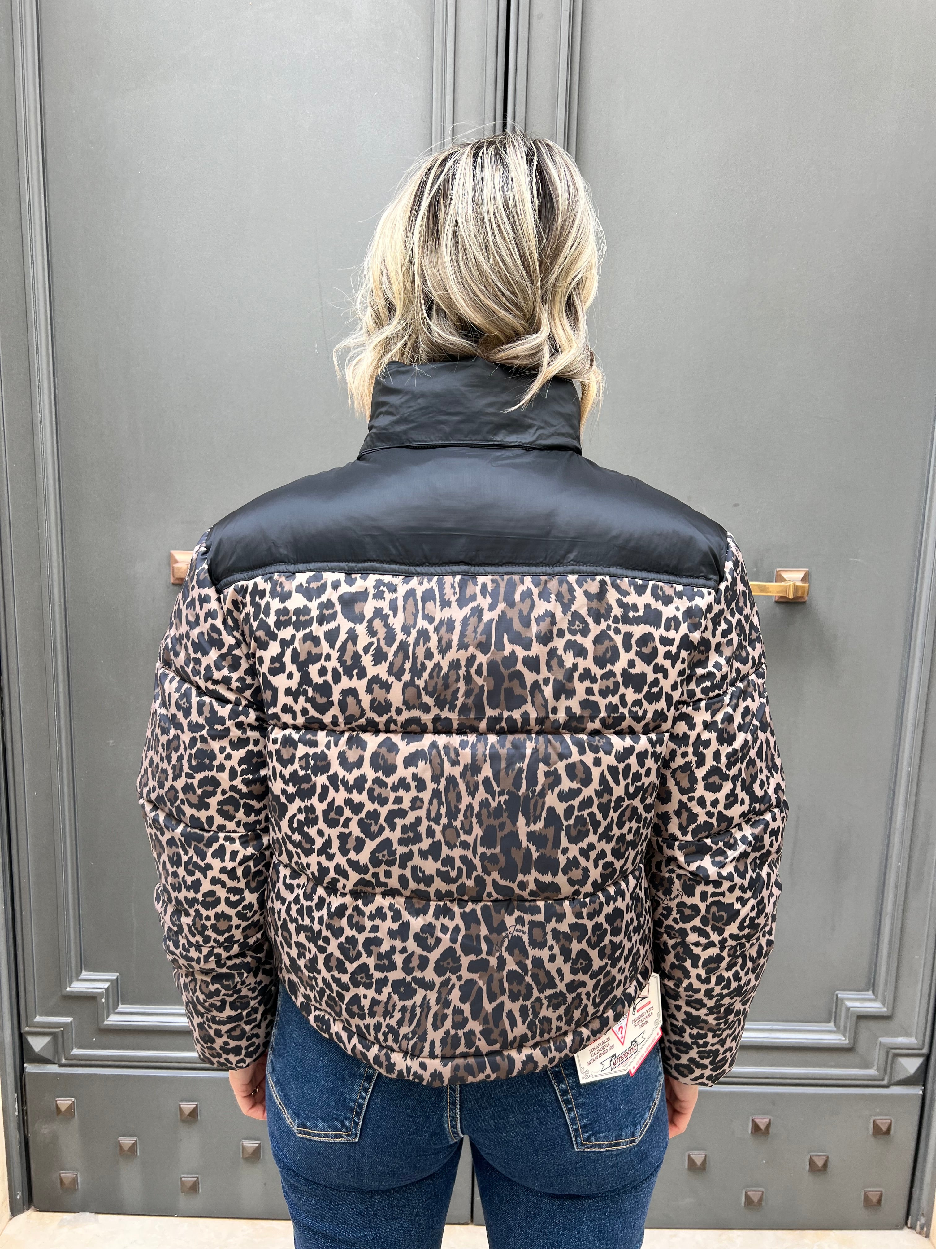 PIUMINO DONNA TOMMY HILFIGER LEOPARDATO – CORTO, LEGGERO, CALDO, CON DETTAGLI A CONTRASTO