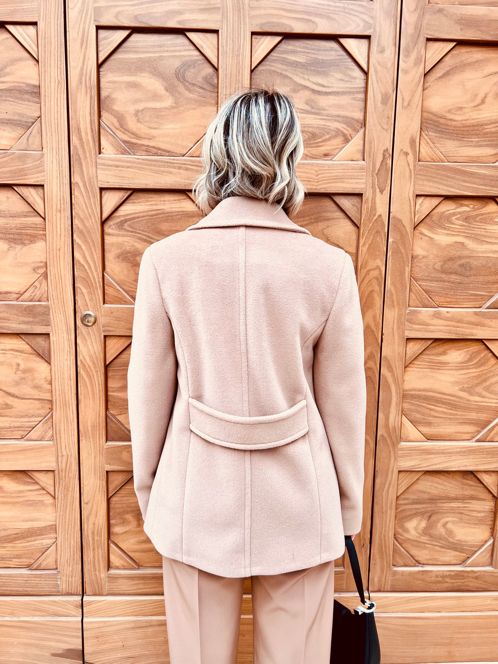 CAPPOTTO DONNA PLAZA DOPPIOPETTO – TESSUTO CALDO, BOTTONI EFFETTO CORNO, LUNGHEZZA MEDIA CAMMELLO