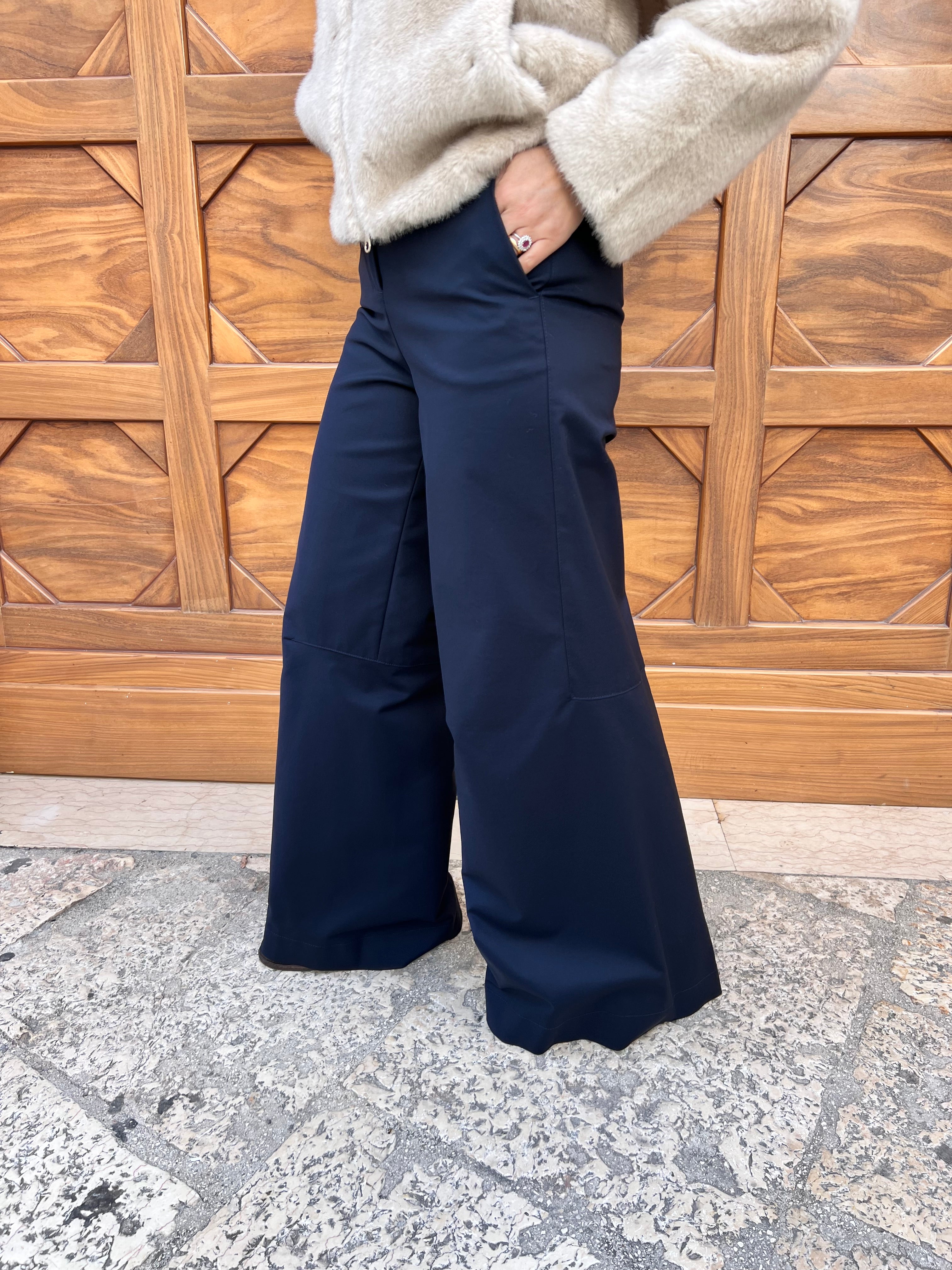 PANTALONE DONNA IN TESSUTO TECNICO GAMBA LARGA BLU NAVY